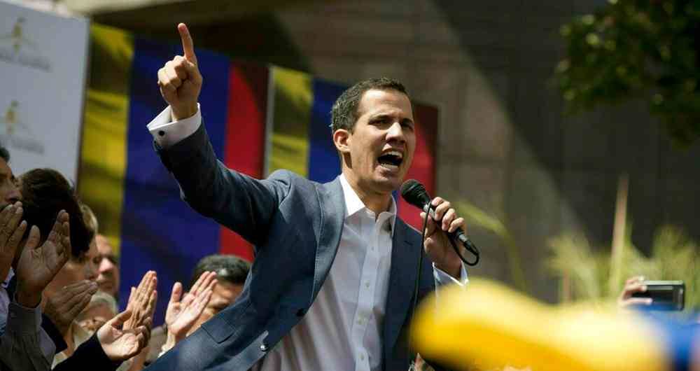 Juan Guaidó juro como presidente interino.