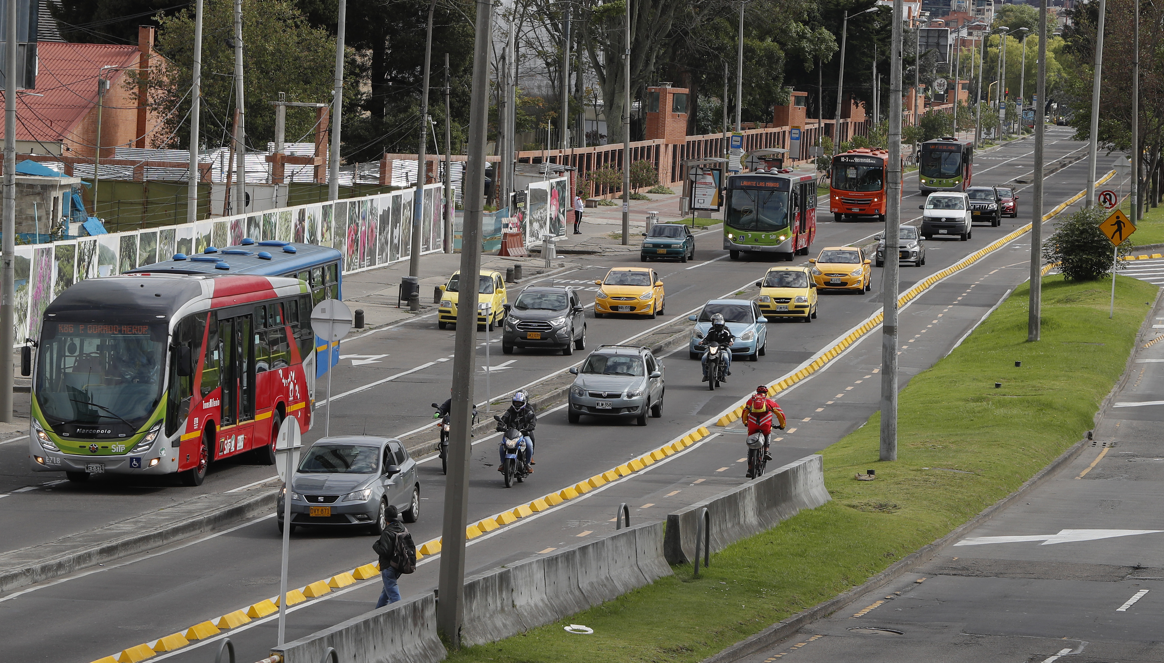 nueva Cicloruta carrera septima
biciusuarios ciclistas en hora de pico y placa trafico movilidad
Bogota oct 1 del 2020
Foto Guillermo Torres Reina / Semana