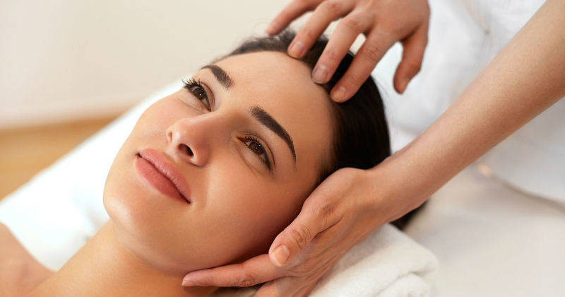 #1. Plan relajación y belleza: según Lineru, las mujeres aprecian los momentos que tienen libres para poner atención a su cuerpo y bienestar, pero muchas veces el trabajo, el estudio, los hijos o la familia las apartan de esos mimos. Así que esta es la oportunidad para que le dé a su compañera el espacio de ir a un salón de belleza o un spa. Hay de todos los planes. Desde masajes relajantes con aromaterapia hasta masaje capilar, manicure y pedicure. Dependiendo de lo que escoja, las tarifas pueden ir desde los $40.000 (manicure y pedicure), $200.000 (un masaje corporal de dos horas) hasta los $500.000 con opciones mucho más novedosas y de mayor tiempo. (Fotos 123RF)