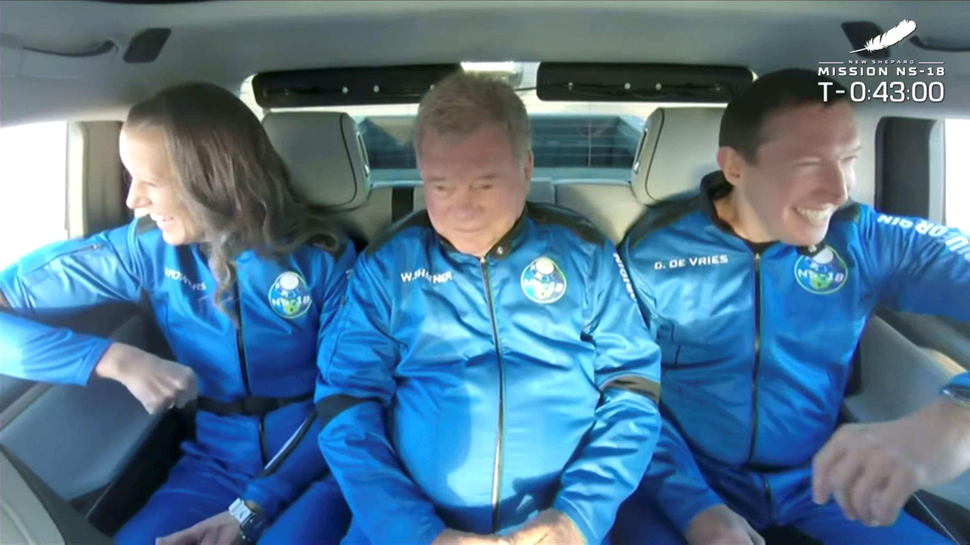 El actor de "Star Trek" William Shatner es conducido a la plataforma de lanzamiento del cohete New Shepard de Blue Origin antes de la misión NS-18 para un vuelo suborbital cerca de Van Horn, Texas, EE. UU. En una imagen fija del video del 13 de octubre de 2021. Blue Origin / Folleto a través de REUTERS. NO HAY REVENTAS. SIN ARCHIVOS. ESTA IMAGEN HA SIDO SUMINISTRADA POR UN TERCERO.