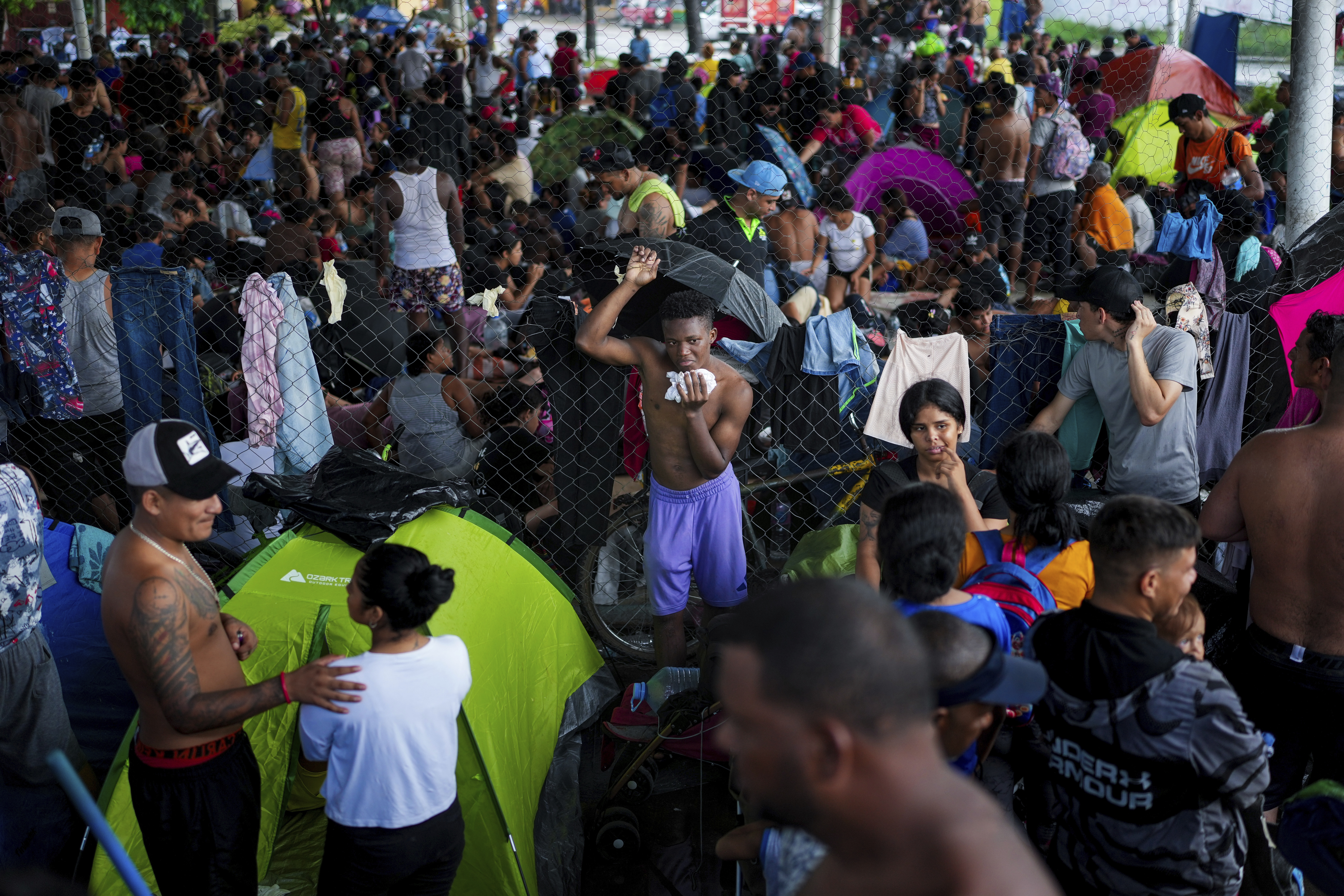 Migrantes se congregan en un albergue improvisado en Huixtla, en el estado mexicano de Chiapas, el 6 de noviembre de 2024, con la esperanza de llegar a la frontera norte del país y, eventualmente, a Estados Unidos. (AP Foto/Moisés Castillo)