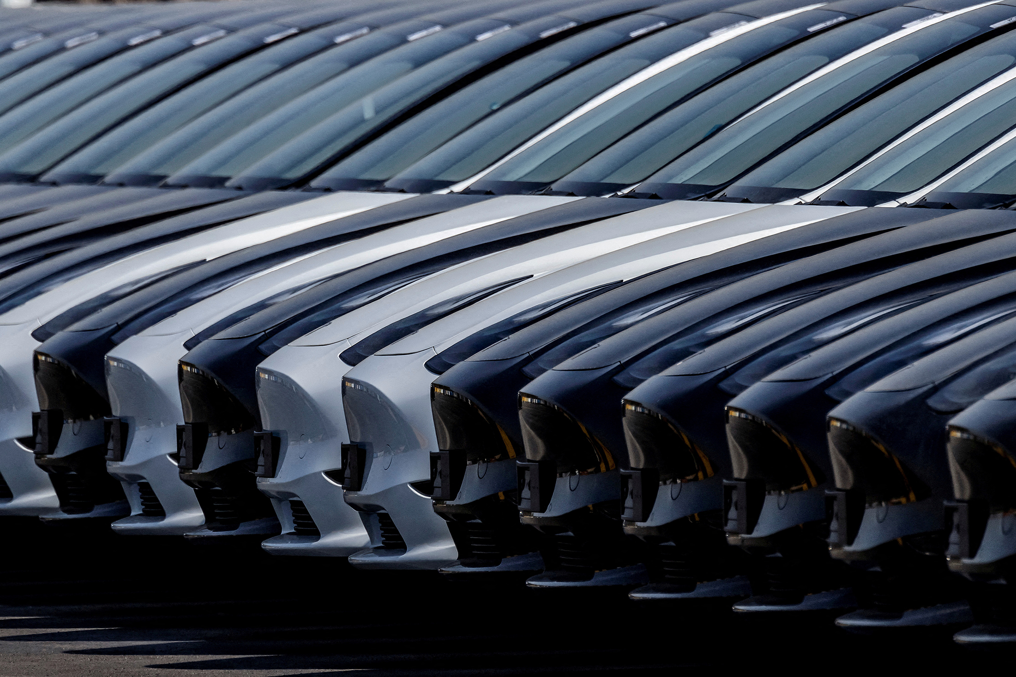 Los autos Tesla se ven estacionados en el sitio de construcción de la nueva Gigafábrica de Tesla para autos eléctricos en Gruenheide, Alemania. Foto REUTERS/Hannibal Hanschke