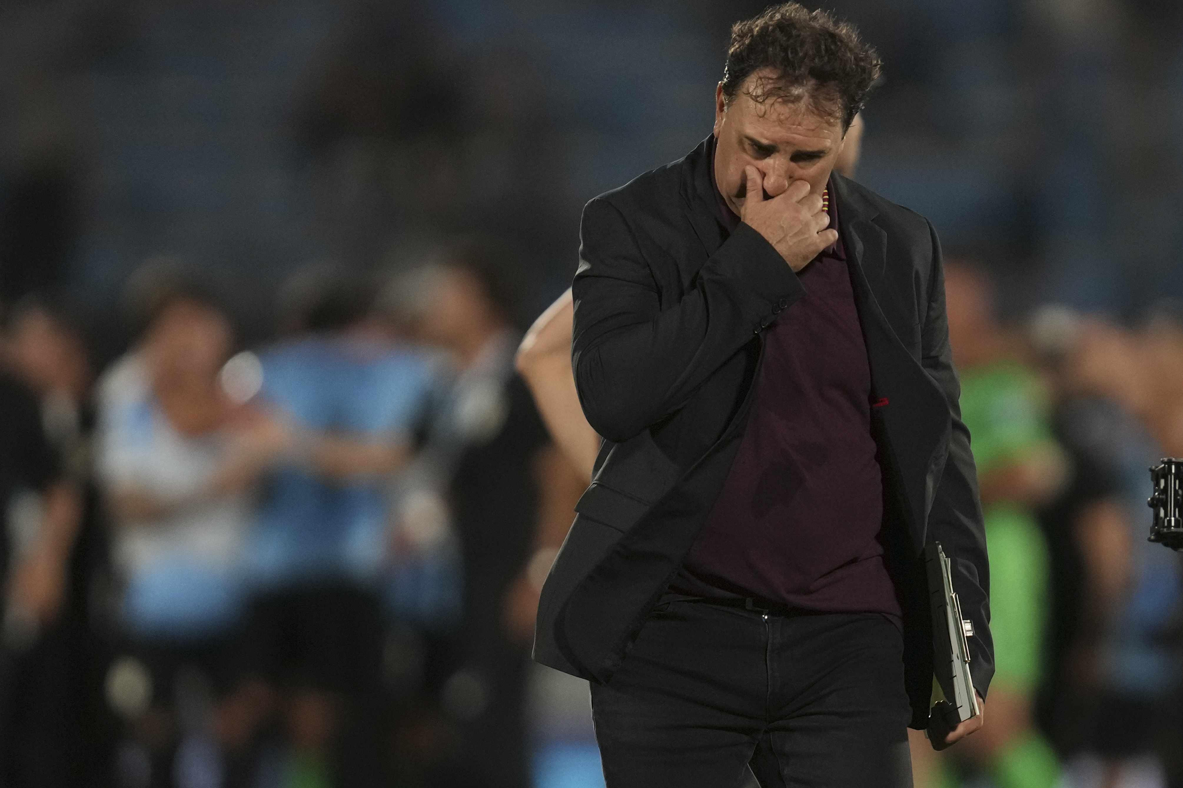 El entrenador de Colombia, Néstor Lorenzo, reacciona tras perder un partido de clasificación de fútbol contra Uruguay para la Copa Mundial de la FIFA 2026 en Montevideo, Uruguay, el viernes 15 de noviembre de 2024. (Foto AP/Matilde Campodonico)