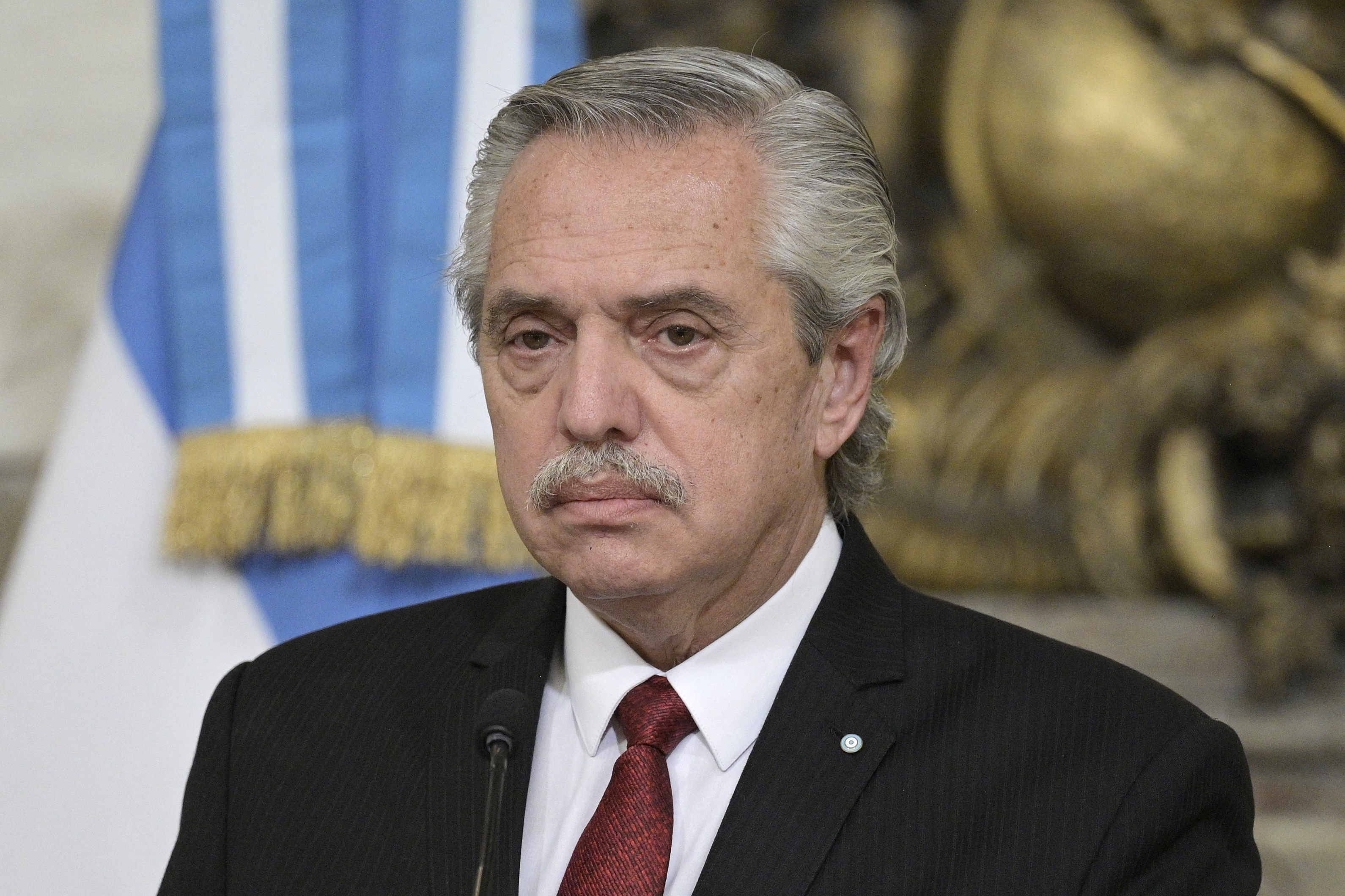 El presidente argentino Alberto Fernández hace gestos durante una ceremonia oficial en la Casa Rosada el 25 de abril de 2023. La denuncia de violencia de género contra el expresidente Alberto Fernández por parte de su expareja el 6 de agosto, con la publicación en la prensa local de supuestos chats y fotografías que muestran la ex Primera Dama con moretones, conmociona a la Argentina y ha desatado una profunda crisis en la ahora oposición. Las críticas a Fernández también llegaron desde su propio espacio político. Su exvicepresidenta, Cristina Kirchner, escribió en X que, más allá de que Fernández "no fue un buen presidente", las imágenes difundidas revelan "algo más". (Foto de JUAN MABROMATA/AFP)