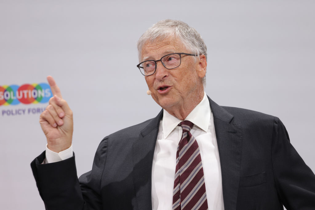 Hace 19 años, Bill Gates anticipó que el iPod de Apple sería desplazado por dispositivos más versátiles, y hoy, esa predicción se ha cumplido con el auge de los teléfonos inteligentes y las plataformas de streaming.