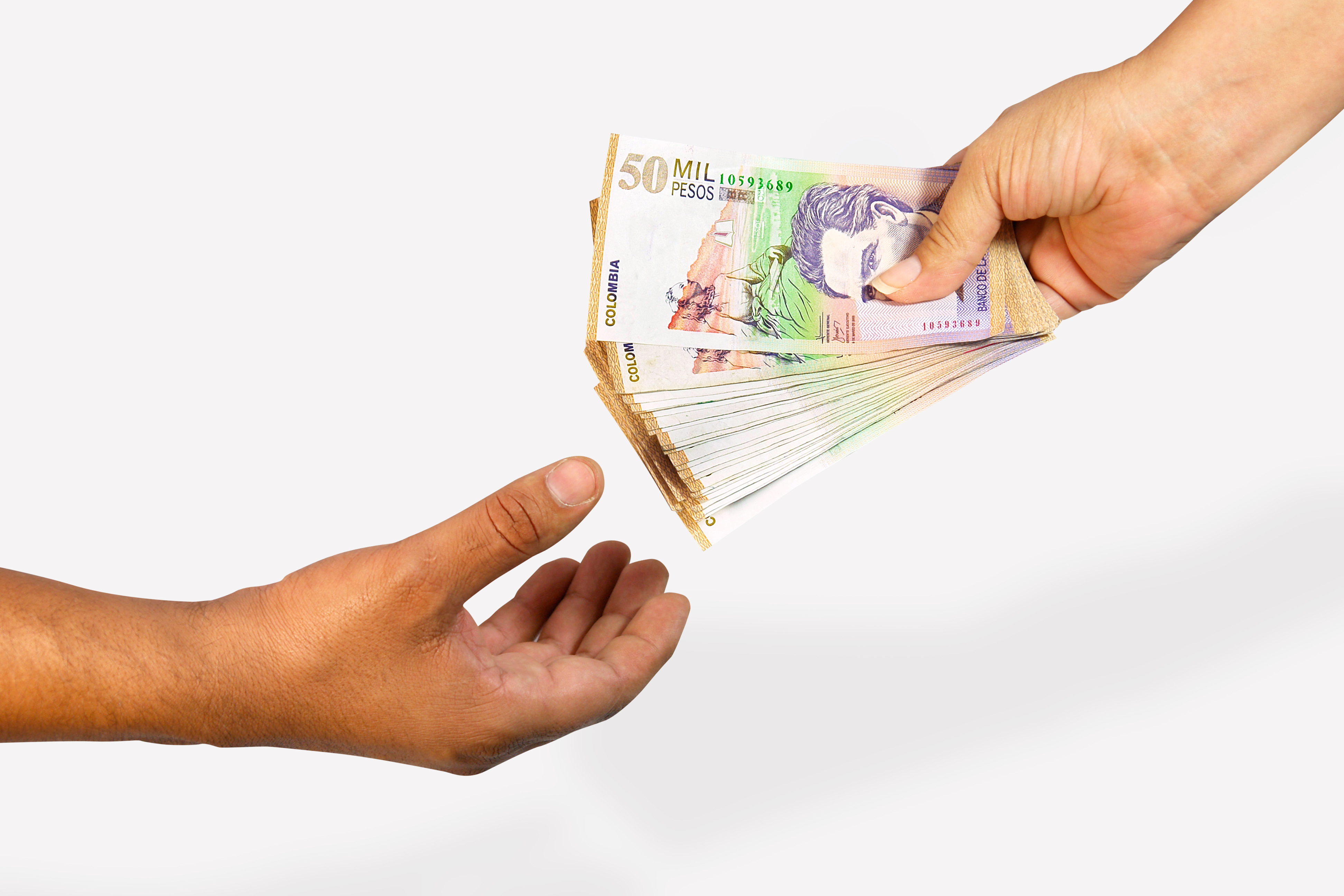 Manos rebiendo dinero billetes fondo blanco     Dinero Colombia pesos Colombianos
