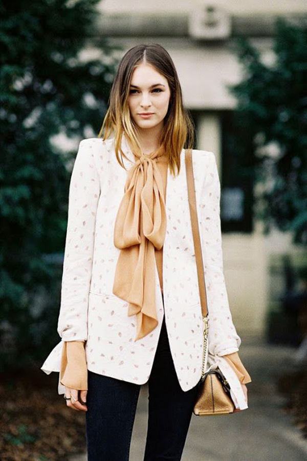 Cómo combinar una blusa con moño
