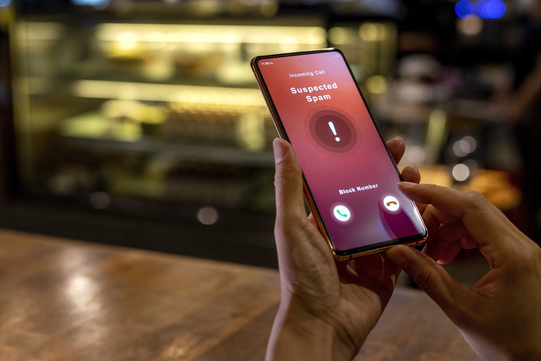 Los cibercriminales usan diferentes engaños para estafar a las personas.