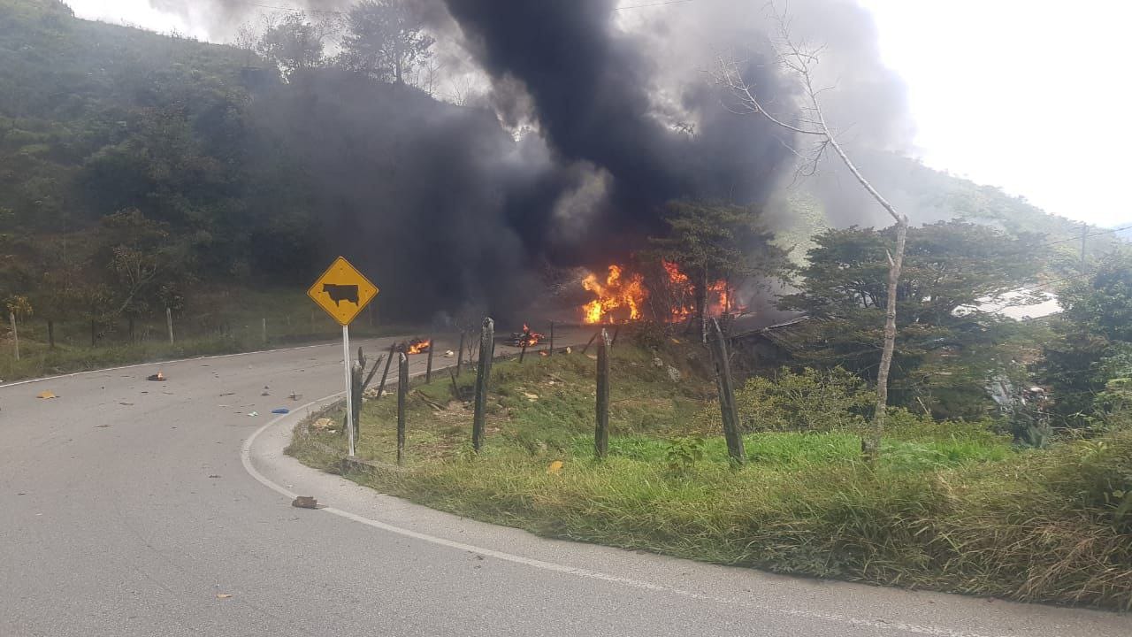 El camión explotó en medio de la vía