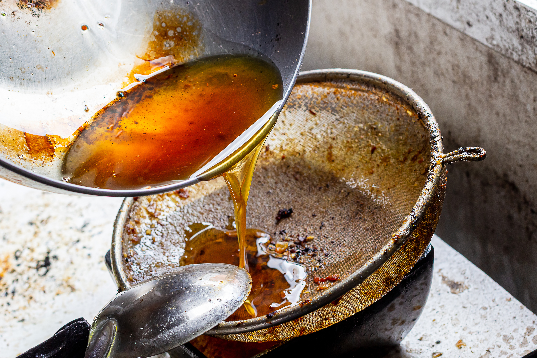 Cómo desechar correctamente el aceite de cocina?