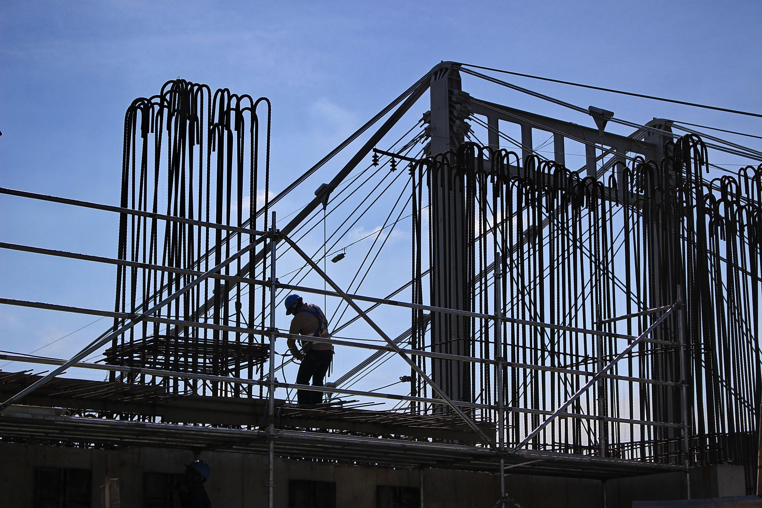 Un operario trabaja en la construcción del nuevo puente sobre el Río Cauca en Juanchito, este nuevo paso estará listo en abril de 2019. 
Foto: Bernardo Peña / El País