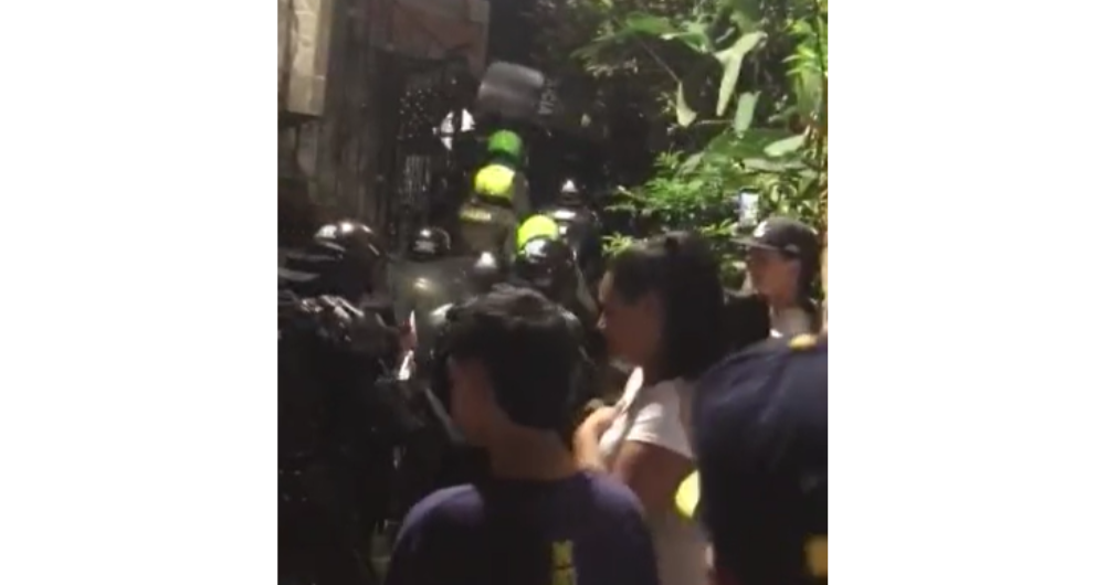 Maniobras de la Policía Nacional para cuidar a un presunto violador de una agresión en Medellín.