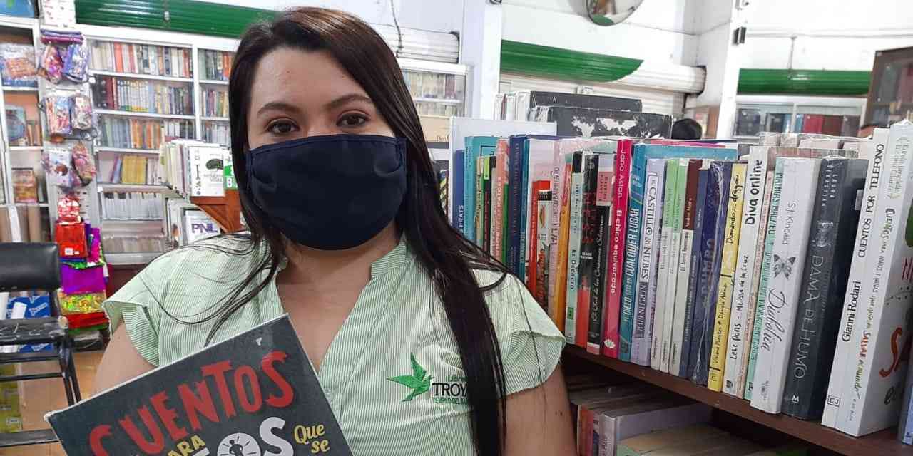Alejandra Paz dice que el incio de la temporada escolar son los días de mayor venta en la librería. Foto: Jamir Mina 