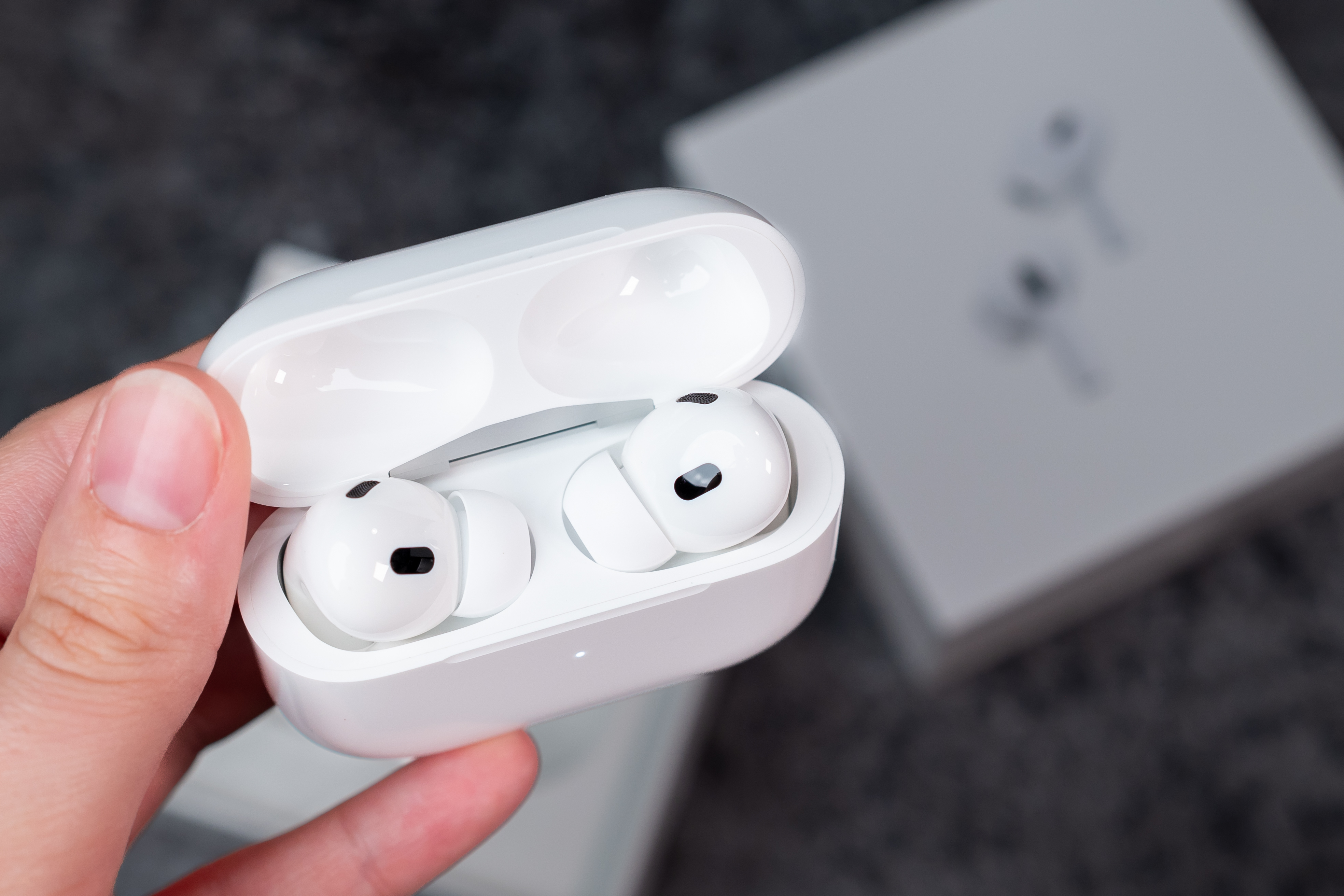 El firmware de los AirPods es el software interno que controla el funcionamiento de estos dispositivos.