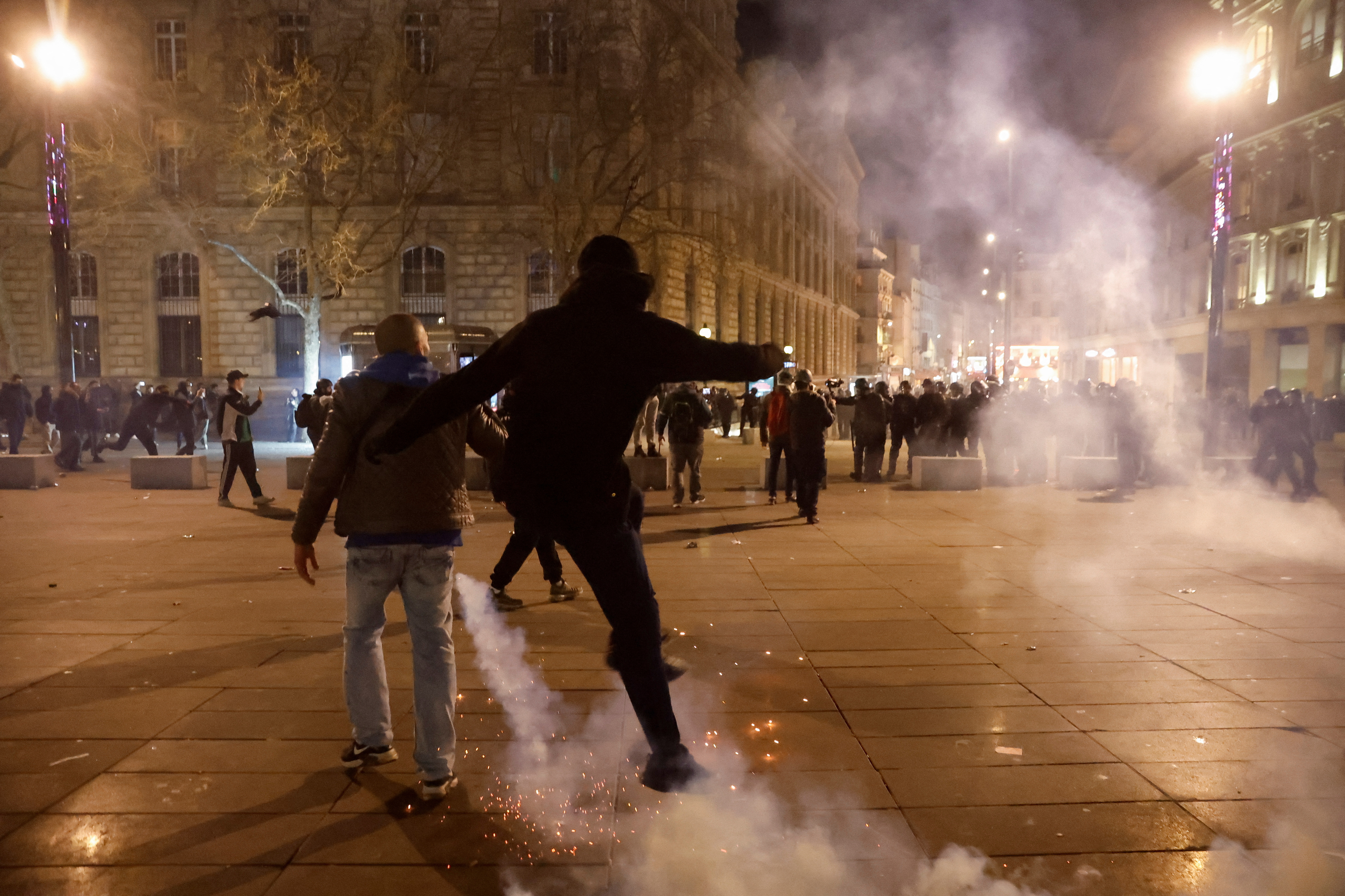 Los manifestantes participan en una manifestación, un día después de que se adoptara la reforma de las pensiones cuando el Parlamento francés rechazó dos mociones de censura contra el gobierno, en la Place de la Republique en París
