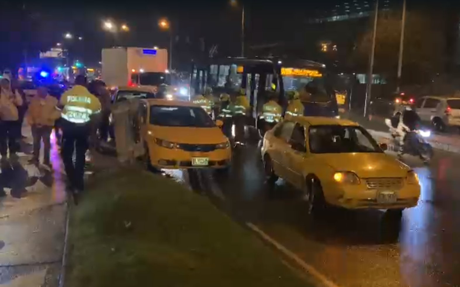 Bloqueo de taxistas en la avenida Cali con calle 26.