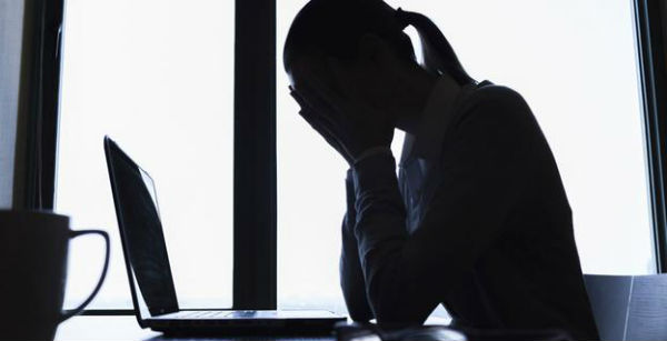 El estrés hace que la glándula pituitaria aumente la producción de hormonas como la adrenalina y el cortisol.