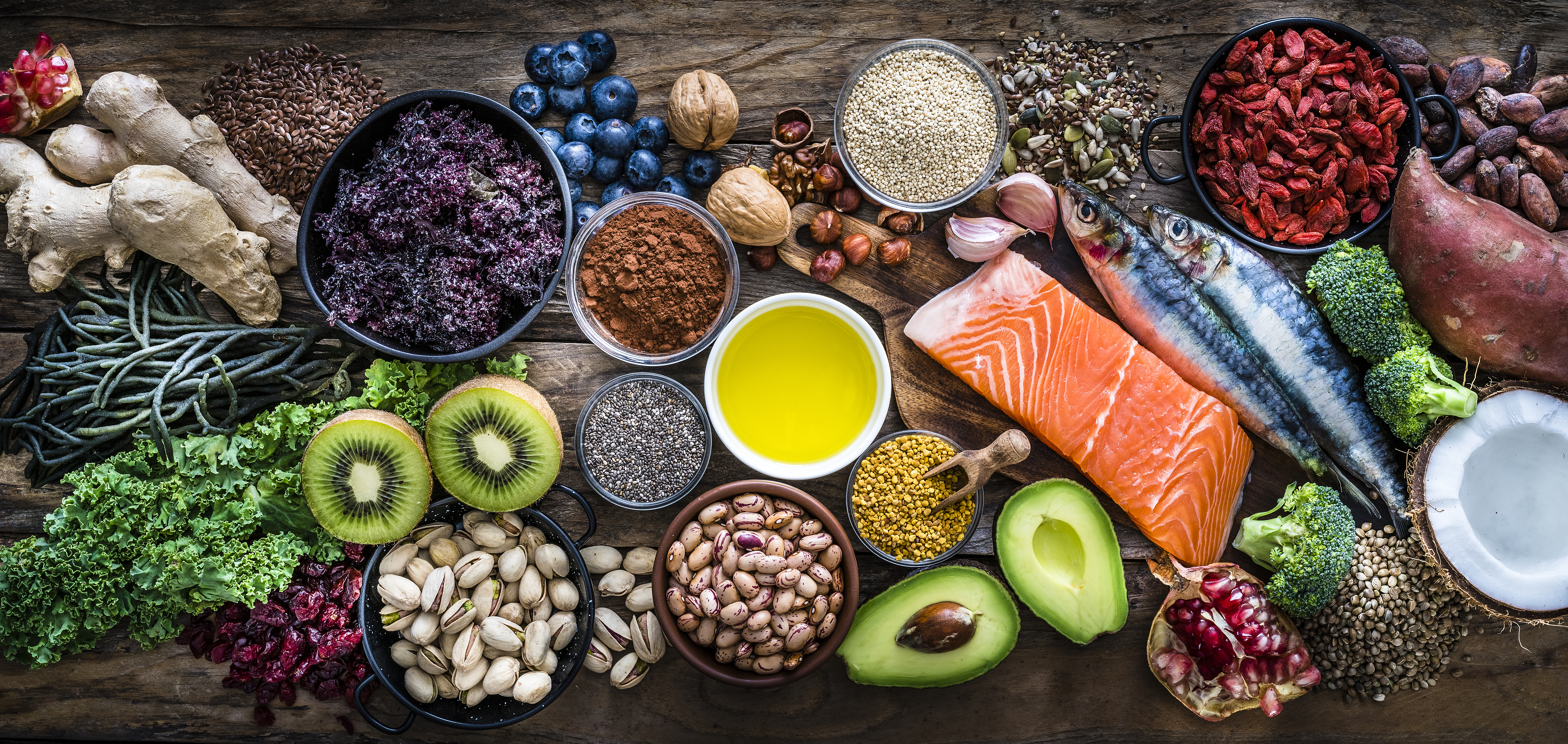 Consumir frutas y verduras, tomar agua, calcular bien las porciones y evitar el exceso de alimentos procesados son las bases de una dieta sana. Información relevante para tomar mejores decisiones en la mesa.