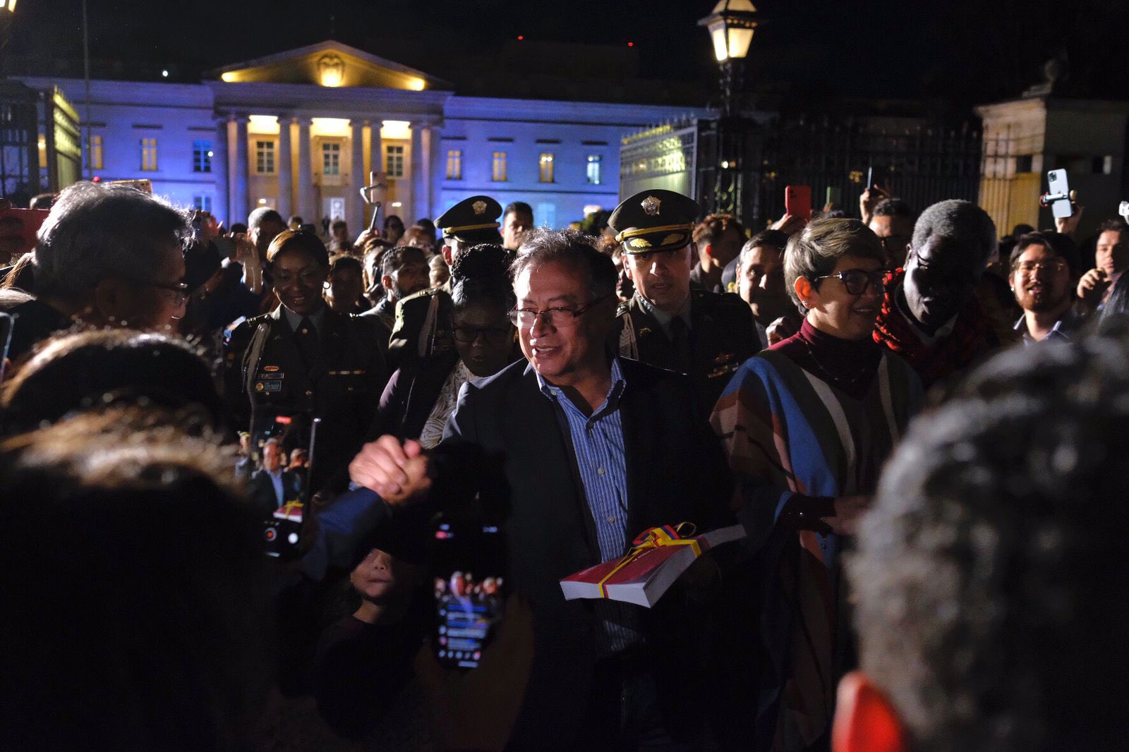 Gustavo Petro con el documento del Plan Nacional de Desarrollo en sus manos.