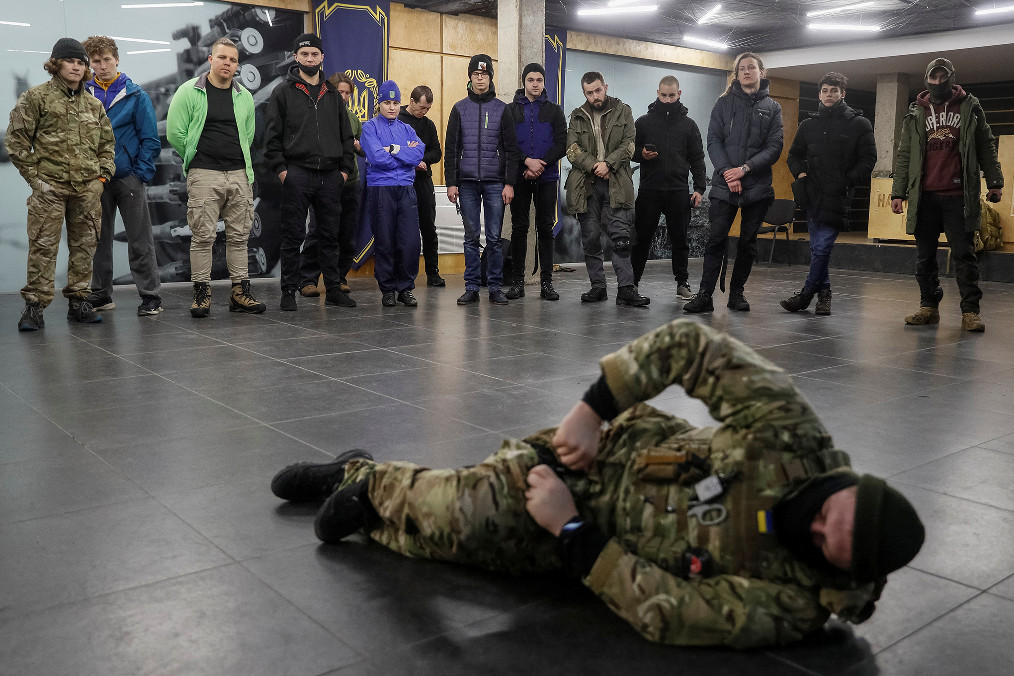 Un veterano del batallón Azov de la Guardia Nacional de Ucrania realiza ejercicios militares para civiles en medio de la amenaza de una invasión rusa en Kiev, Ucrania, el 30 de enero de 2022.  Foto REUTERS/Gleb Garanich