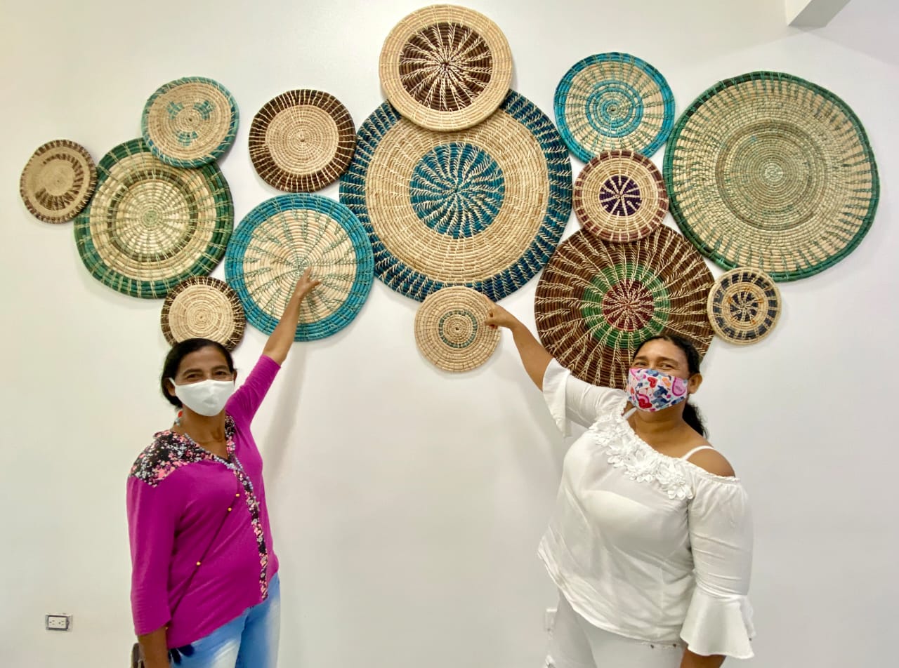 Diez mujeres desplazadas por el conflicto armado emprendieron su negocio aprovechando los residuos de los racimos de plátano para crear productos artesanales.