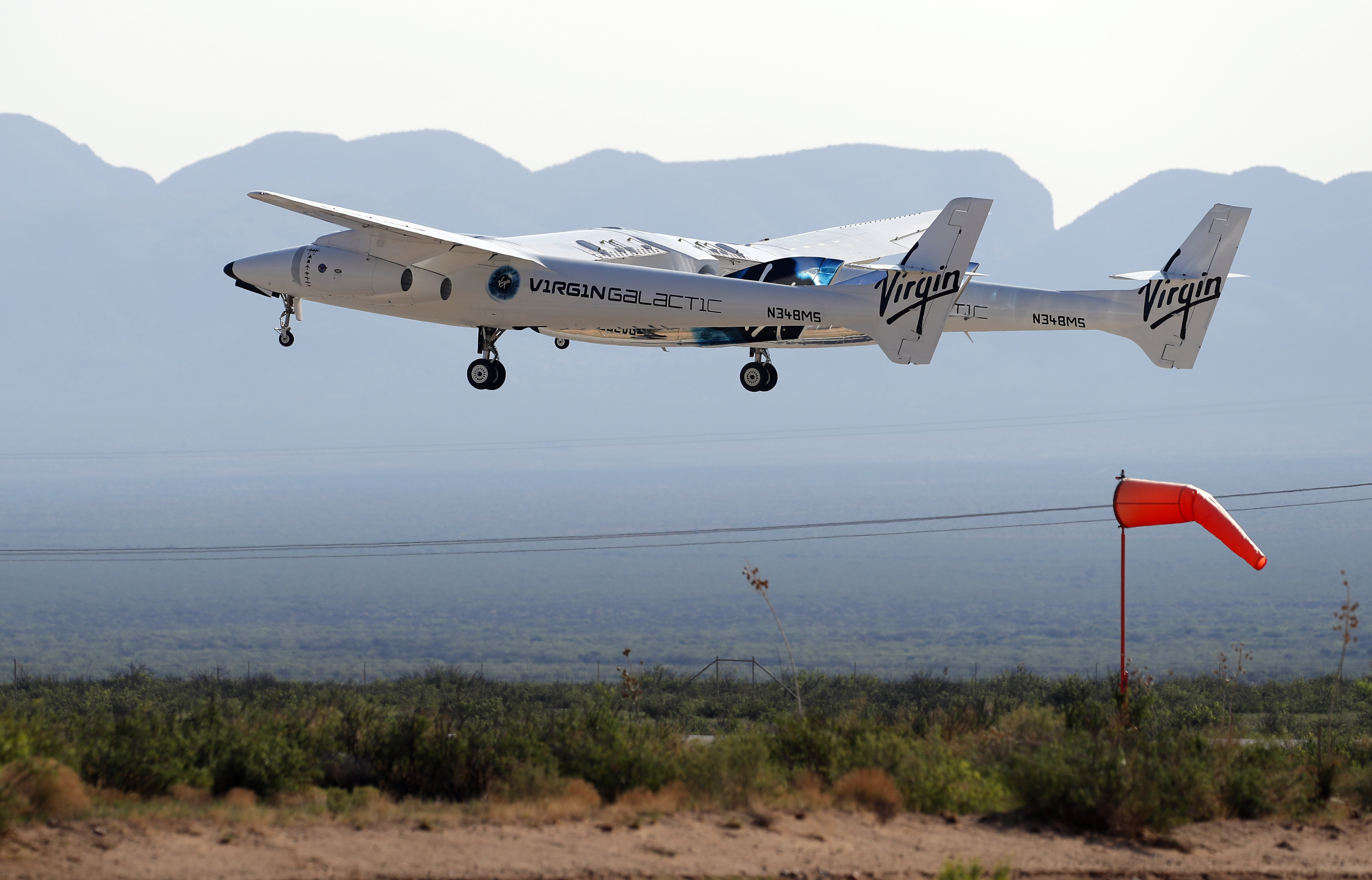 El avión espacial donde el dueño de Virgin Galactic, Richard Branson, realizó su primer vuelo al espacio, despega de Spaceport America cerca de Truth or Consequences, Nuevo México.