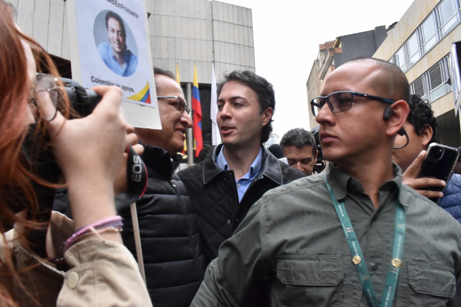 Daniel Quintero con su esposa Diana Osorio llegan a la procuraduria