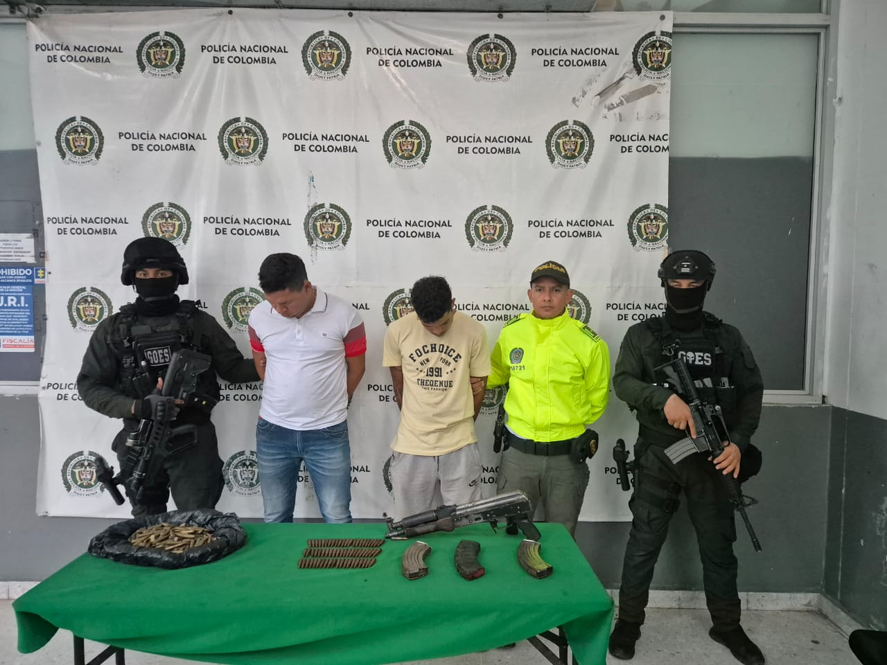 Estos son los dos capturados con un fusil en el sur de Barranquilla.