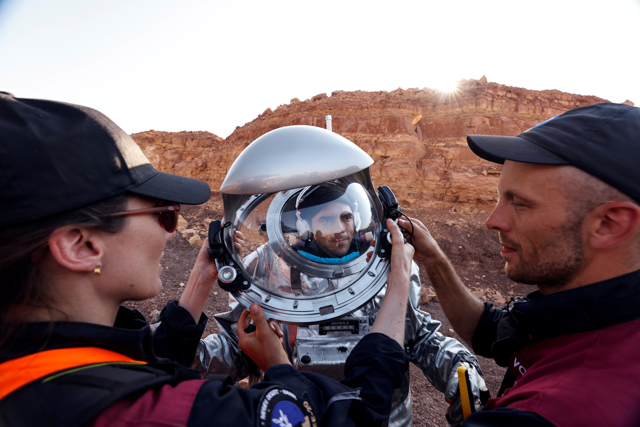 Los científicos participan en una demostración de un experimento dirigido por agencias austriacas e israelíes que simulan una misión a Marte cerca de Mitzpe Ramon, Israel. Foto  REUTERS / Amir Cohen