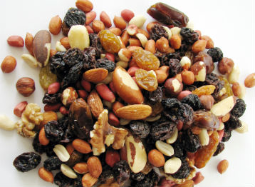 Nueces y almendras: este tipo de semillas contienen grasas insaturadas o grasas buenas que se convierten en Omega 3, un aceite que ayuda a regular los niveles de triglicéridos y disminuye problemas cardiovasculares. Para aquellos que les gusta consumir alimentos de paquetes es recomendable que los remplacen por nueces o almendras. 