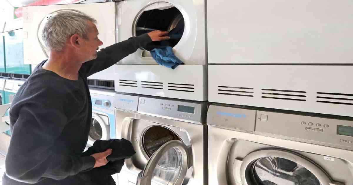 Los textiles al ser lavados generan microplásticos que se desplazan por las fuentes hídricas. Foto: Getty Images