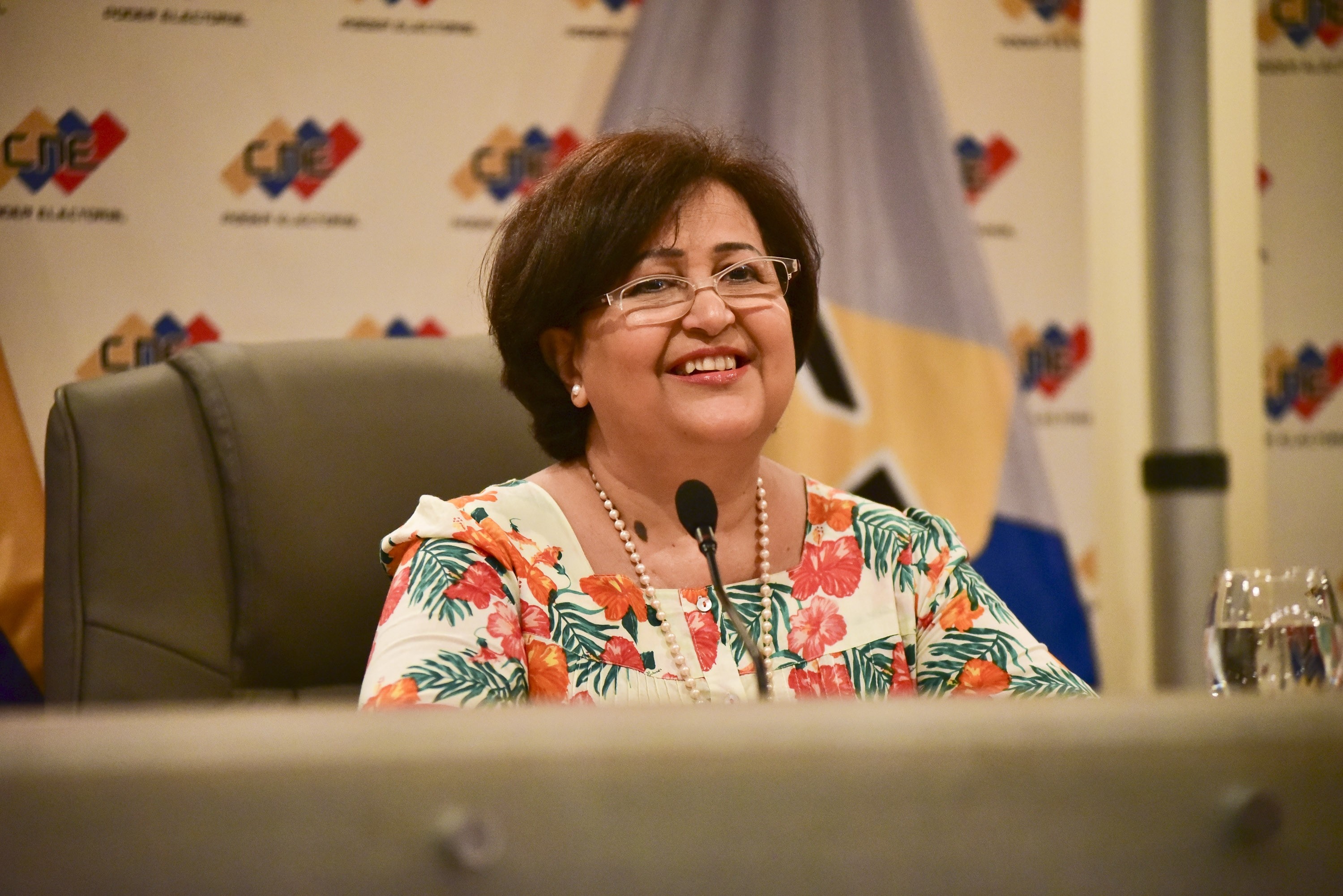 La presidenta del Consejo Nacional Electoral (CNE) de Venezuela, Tibisay Lucena, realiza una conferencia de prensa en la sede del CNE en Caracas, el 22 de junio de 2015.