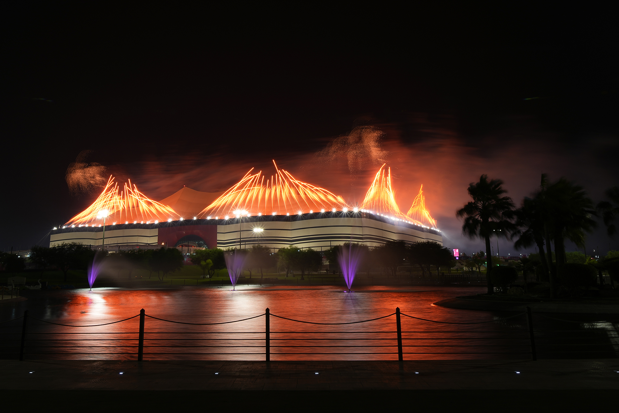 Un espectáculo de fuegos artificiales se ve fuera del estadio Al Bayt en Al Khor, Qatar, durante una ceremonia previa a un partido de fútbol del grupo A de la Copa Mundial entre Qatar y Ecuador, el domingo 20 de noviembre de 2022. 
