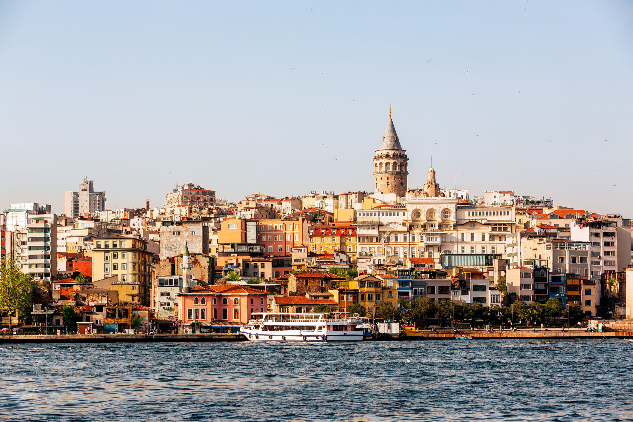 Paisaje urbano de Estambul con el Bósforo y la Torre de Gálata en un día soleado de verano en Turquía