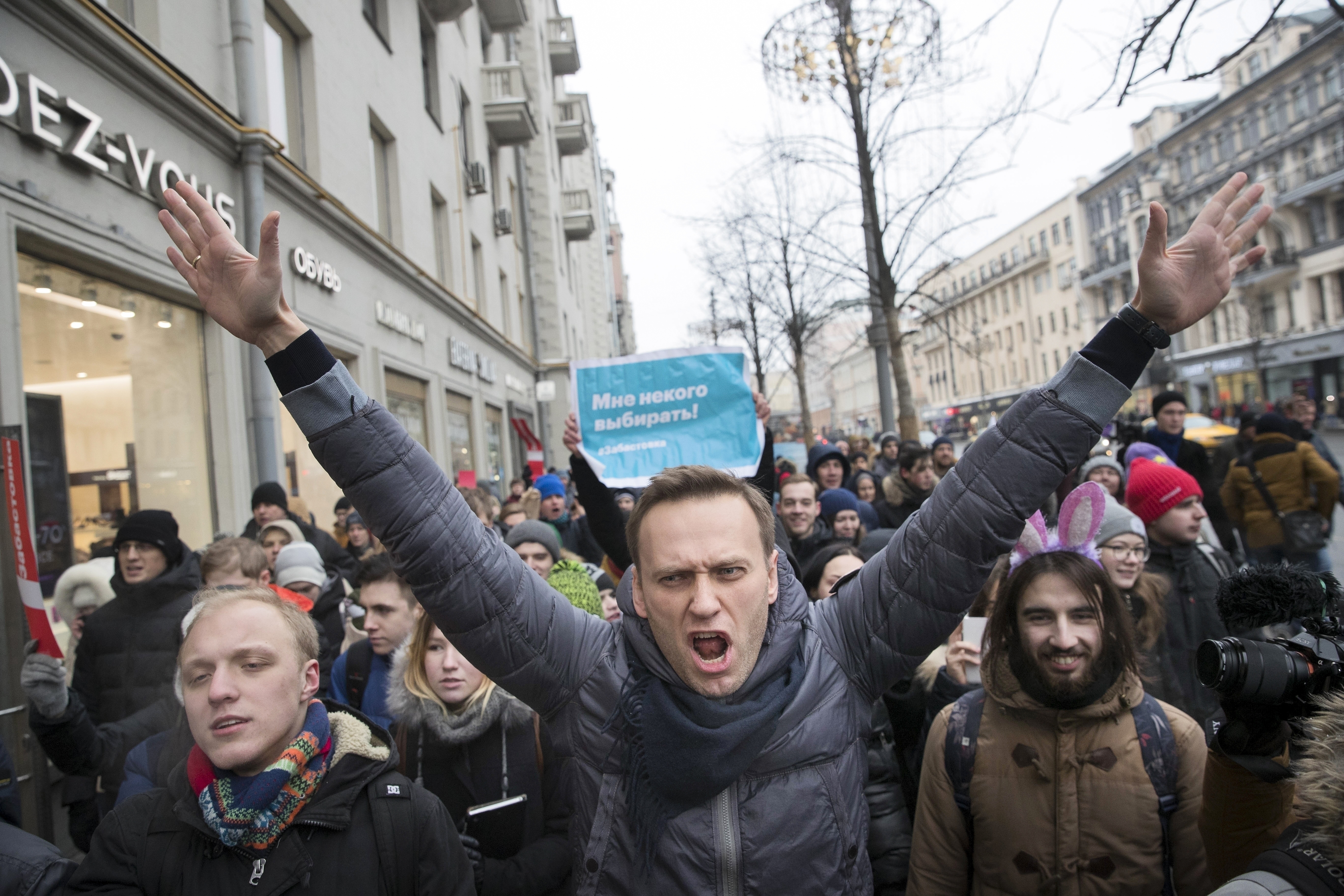 El líder de la oposición rusa Alexei Navalny, en el centro, asiste a una manifestación en Moscú, Rusia, el 28 de enero de 2018.
