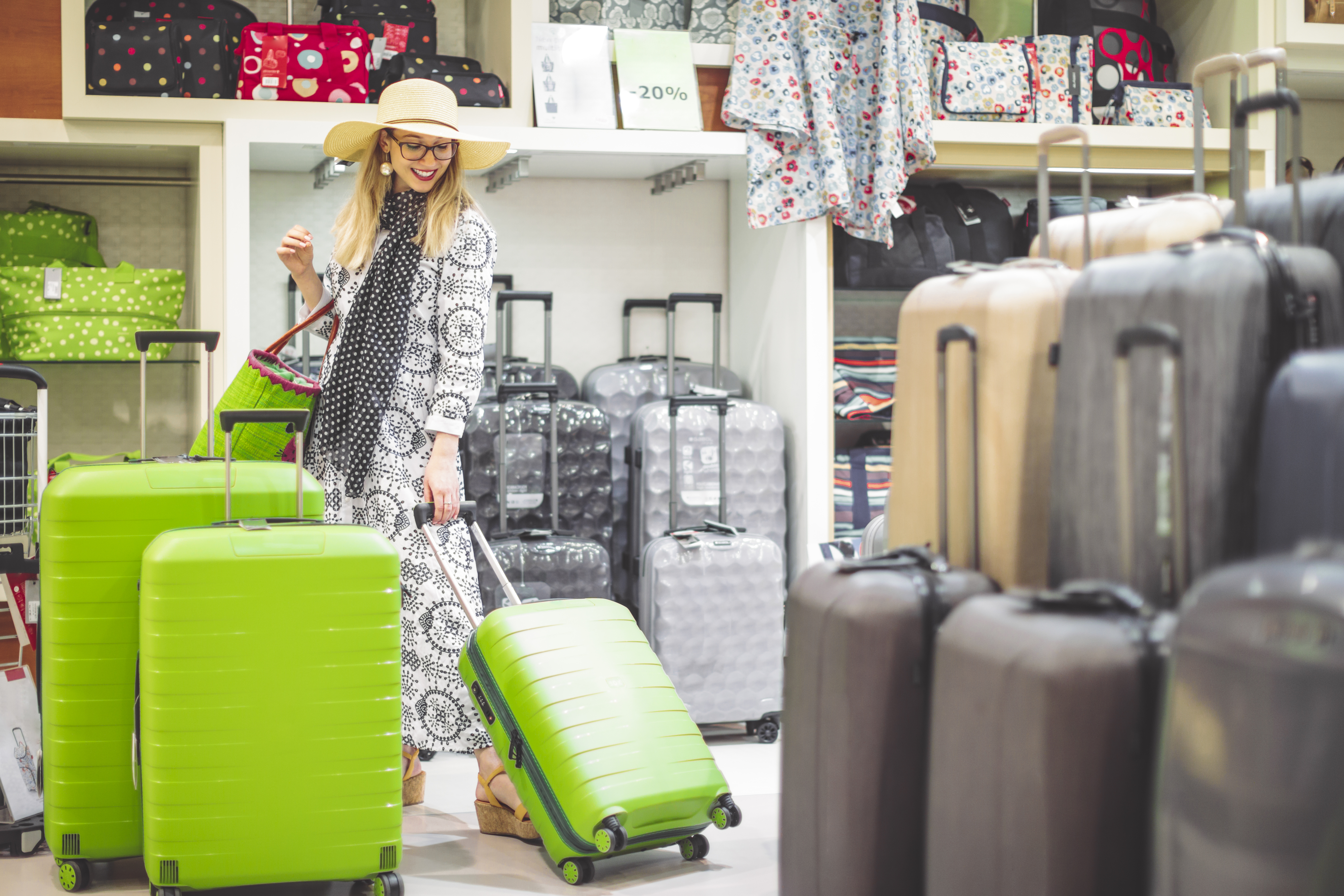 Joven comprando una maleta en preparación para las vacaciones