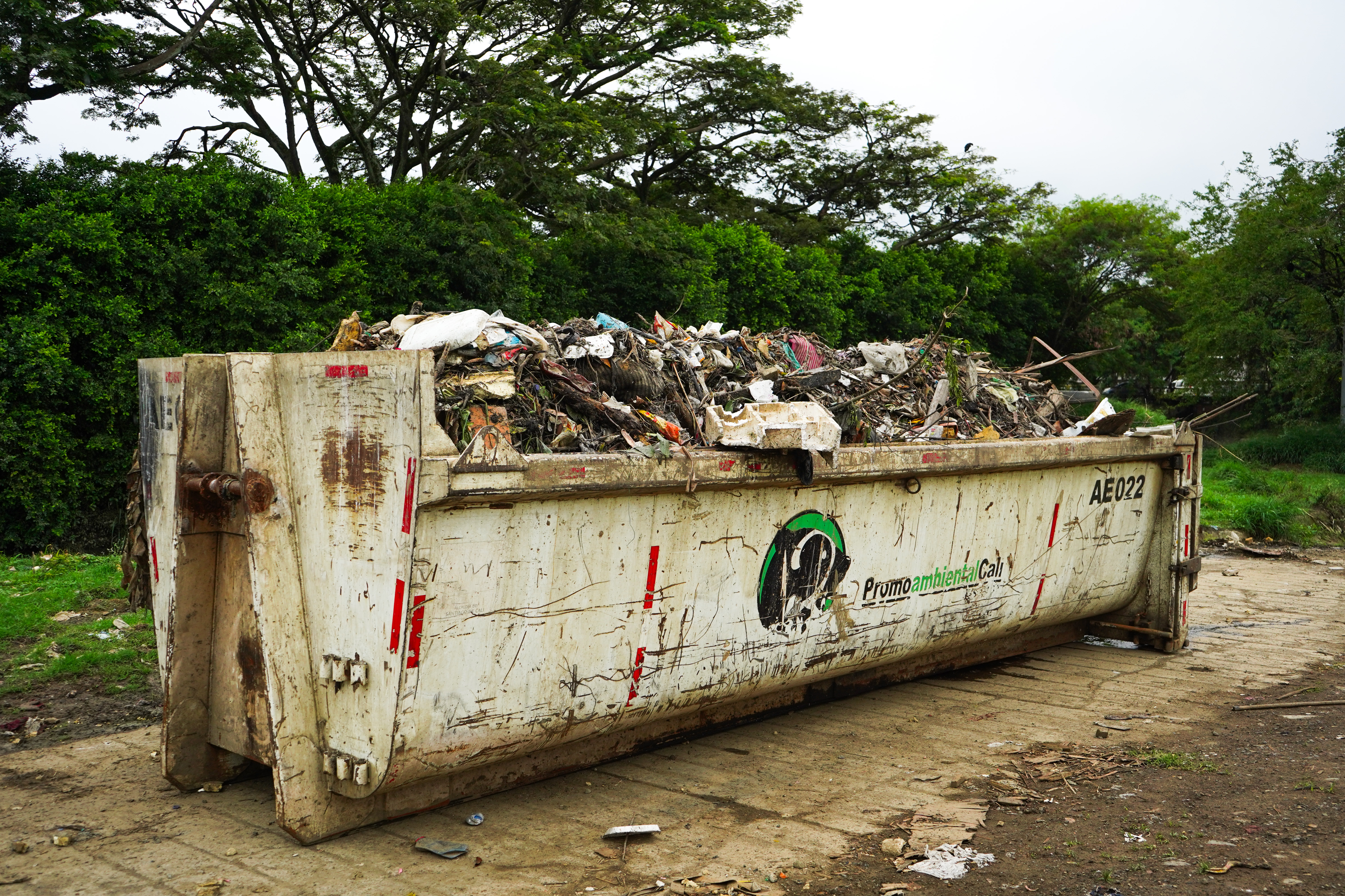 Topos de Cali, alcantarillado aguas negras
Emcali
Basura
14 marzo 2025
Foto Sebastián Castillo