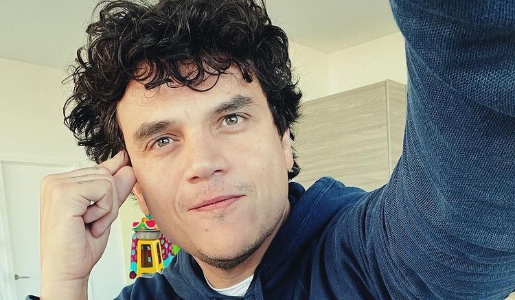 Ahora el cantante vallenato luce largos crespos.