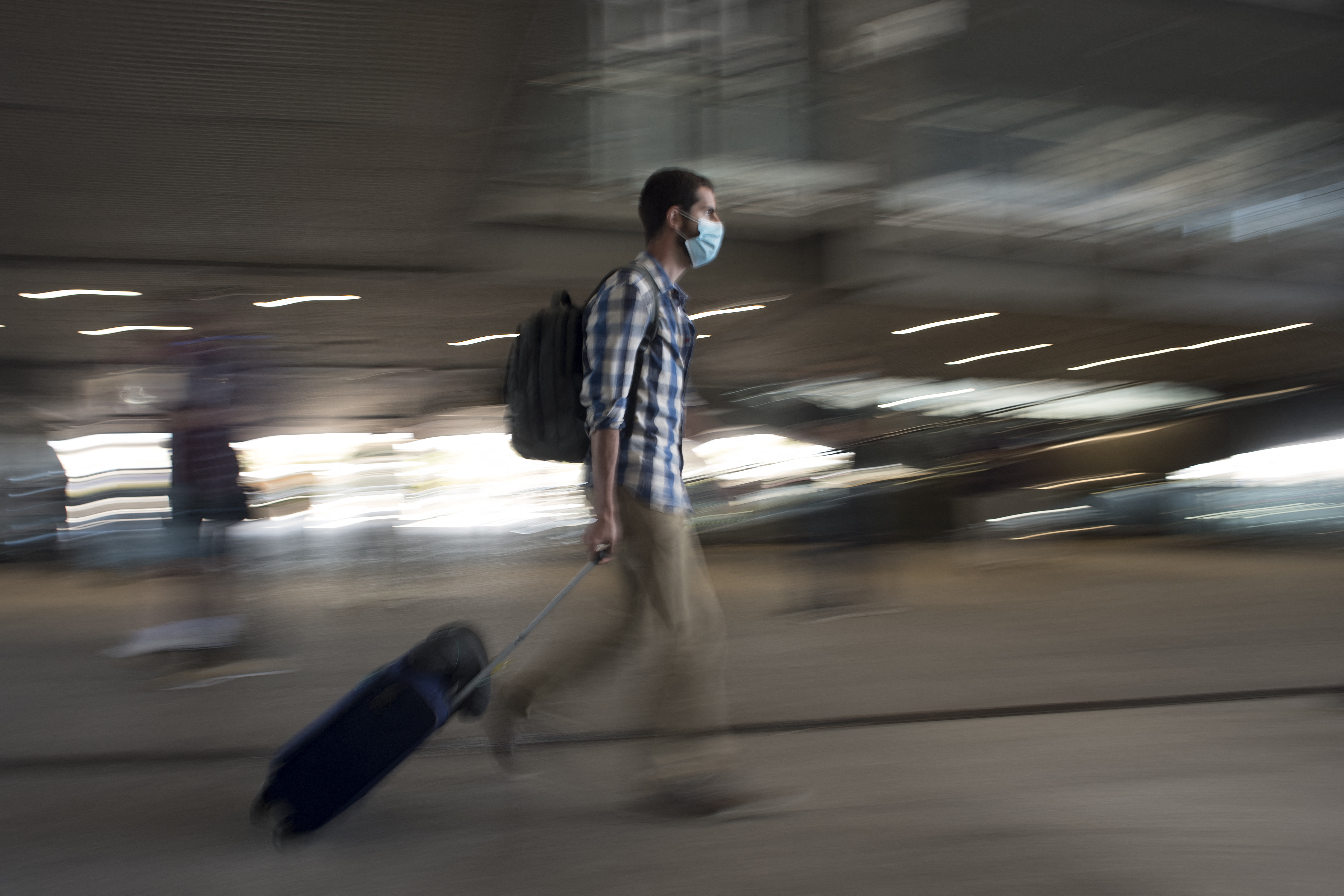 Un hombre saca una maleta en el aeropuerto de Málaga-Costa del Sol el 7 de junio de 2021 en Málaga. - España abrió sus fronteras a los viajeros vacunados de todo el mundo, con la esperanza de que una afluencia de visitantes revitalice un sector turístico de suma importancia que ha sido golpeado por la pandemia de coronavirus. (Foto de Jorge Guerrero / AFP)