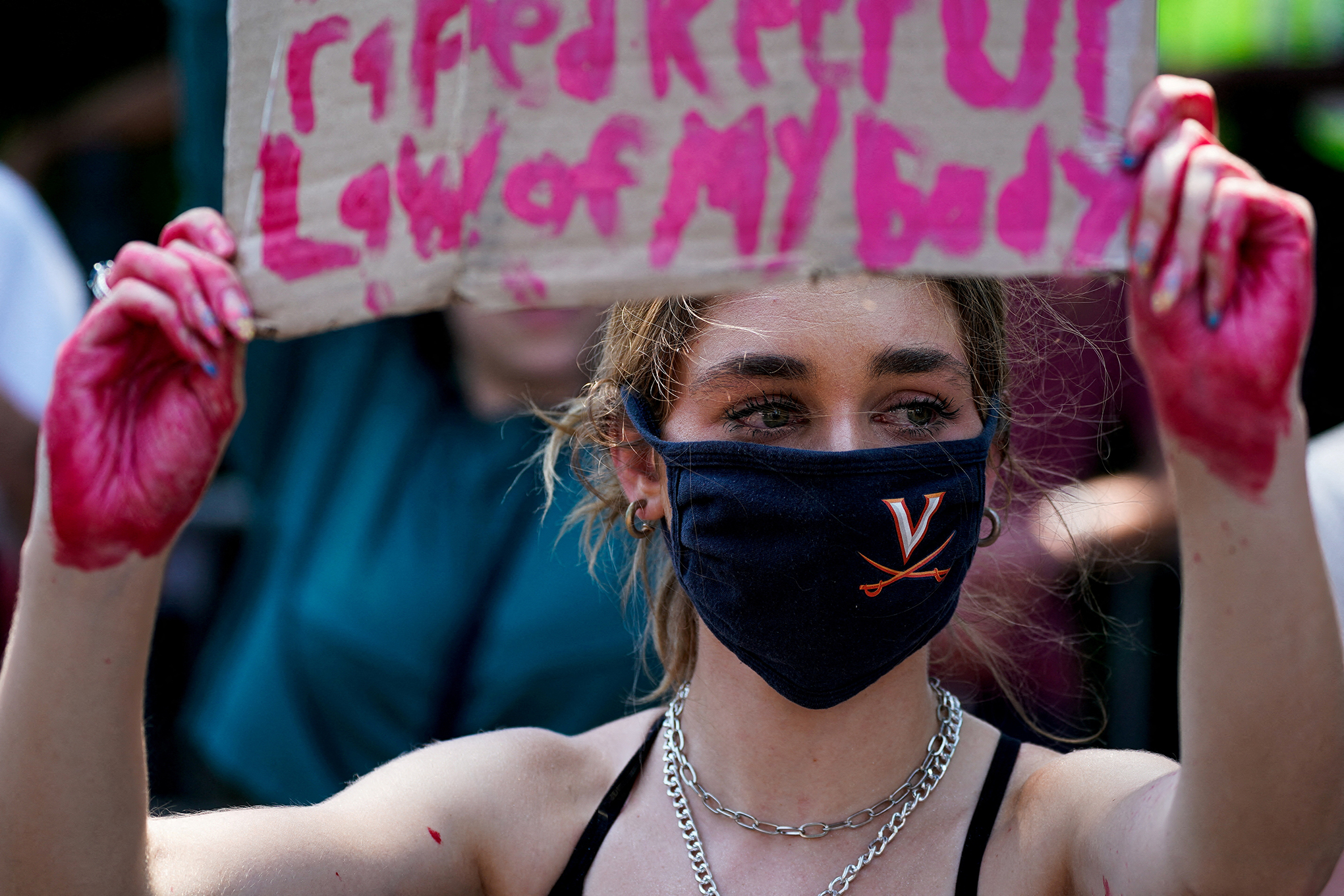 Un partidario del derecho al aborto se manifiesta frente a la Corte Suprema de los Estados Unidos dos días después de que la Corte Suprema de los Estados Unidos dictaminó en el caso de aborto Dobbs v Women's Health Organization, anulando la histórica decisión de aborto Roe v Wade, en Washington, EE. UU., el 26 de junio de 2022. Foto REUTERS/ elizabeth franz