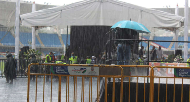 Bajo la lluvia y lágrimas en los ojos sus fanáticos dieron el último adiós.