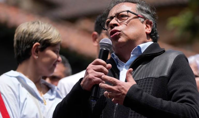 Gustavo Petro arremete contra la prensa y defiende a Verónica Alcocer