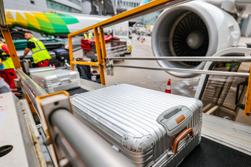 Hay que prestar especial atención de que no le saquen cosas a las maletas en los aeropuertos, cuando se está de viaje.