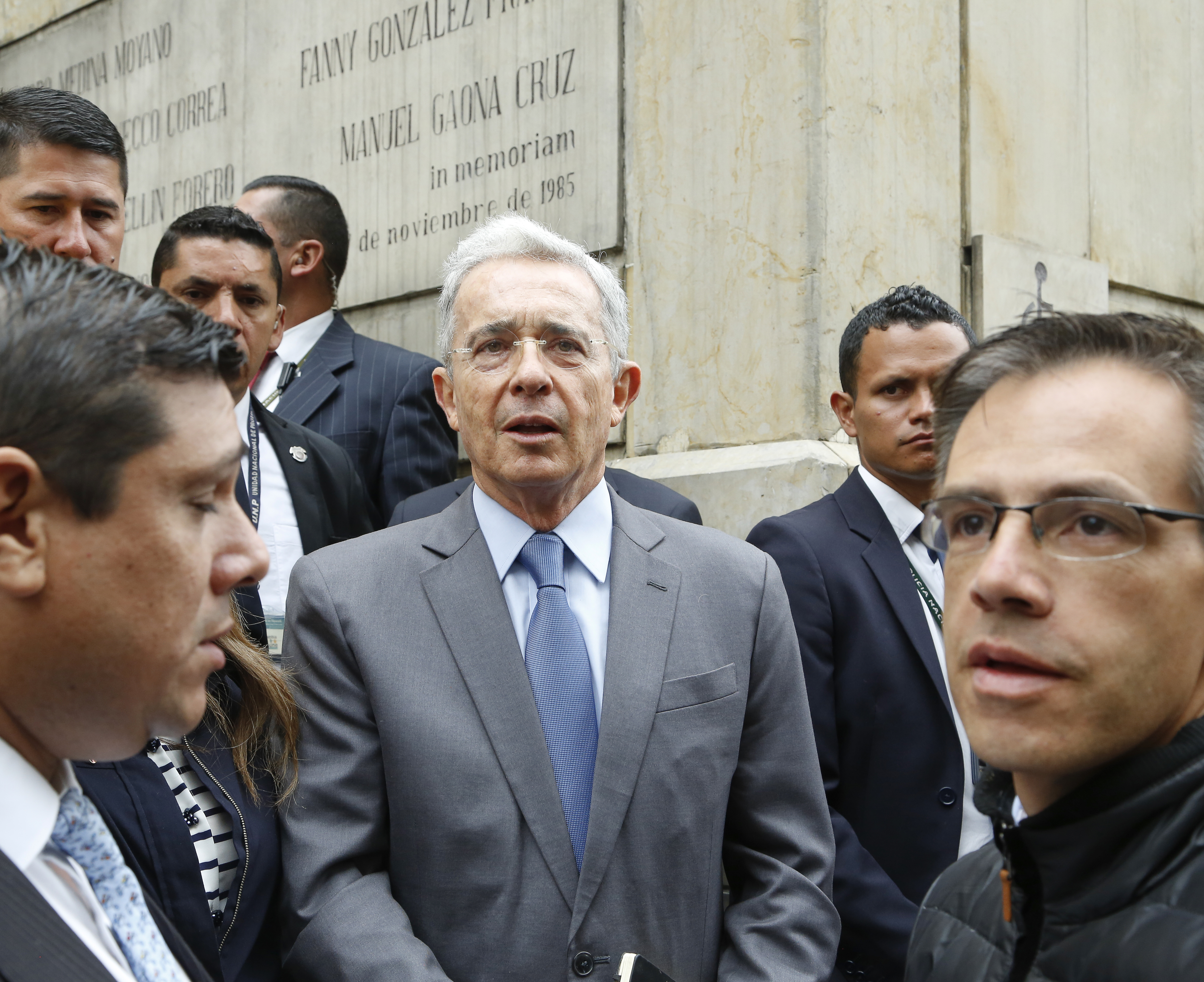 expresidente Alvaro Uribe y su abogado defensor, Jaime Granados, acudieron al Palacio de Justicia para presentar un documento de 125 paginas con sus objeciones contra el auto de hace una semana, en el que la Corte Suprema de Justicia determino investigar al exmandatario por manipulación de testigosen contra del tambien congresista Ivan Cepeda Bogota feb 23 2018foto Guillermo Torres revista Semana