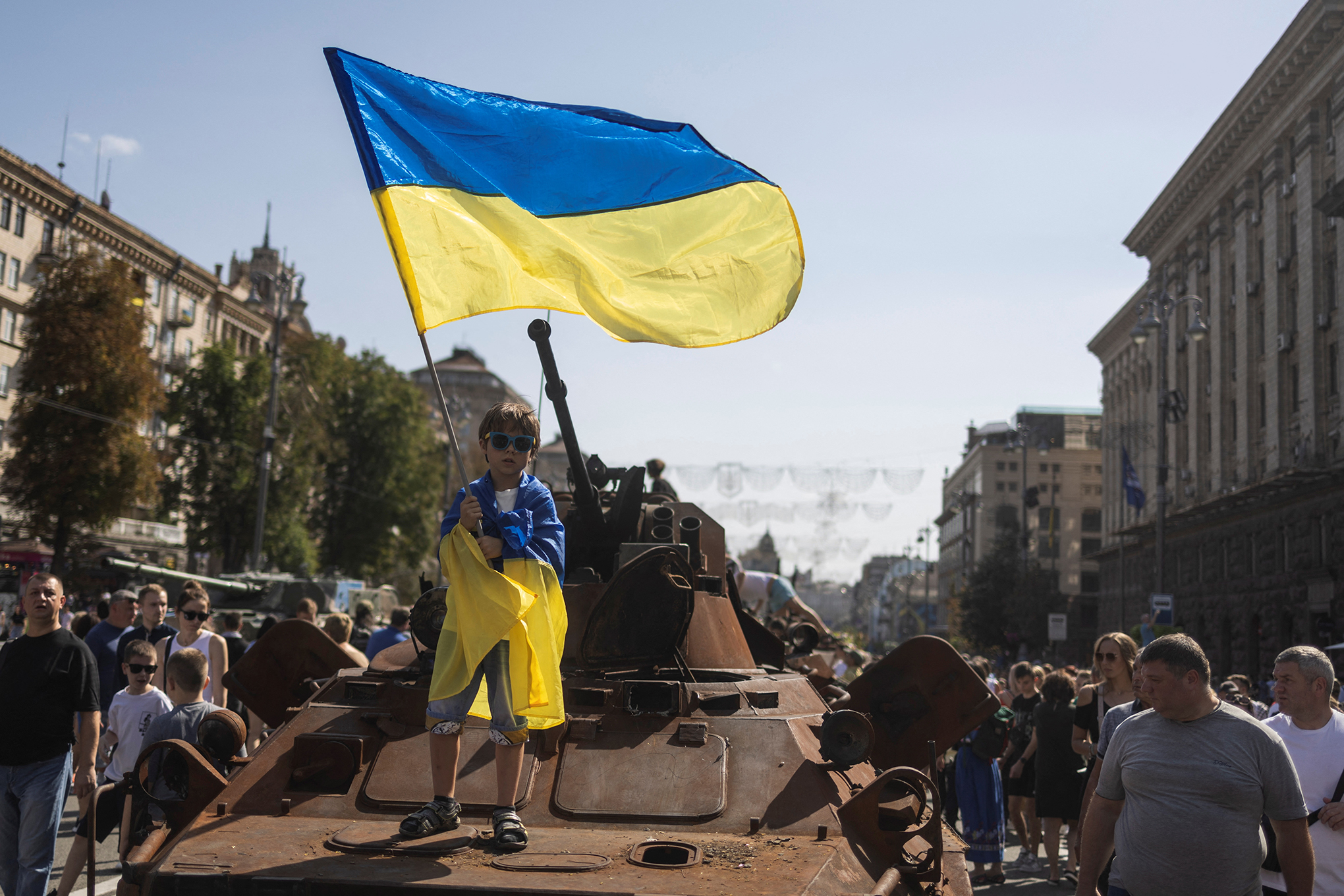 Un niño ondea una bandera nacional sobre un vehículo blindado en una exposición de vehículos y armas militares rusos destruidos, dedicada al próximo Día de la Independencia del país, en medio del ataque de Rusia a Ucrania, en el centro de Kyiv, Ucrania, el 21 de agosto de 2022. Foto REUTERS/ Valentin Ogirenko