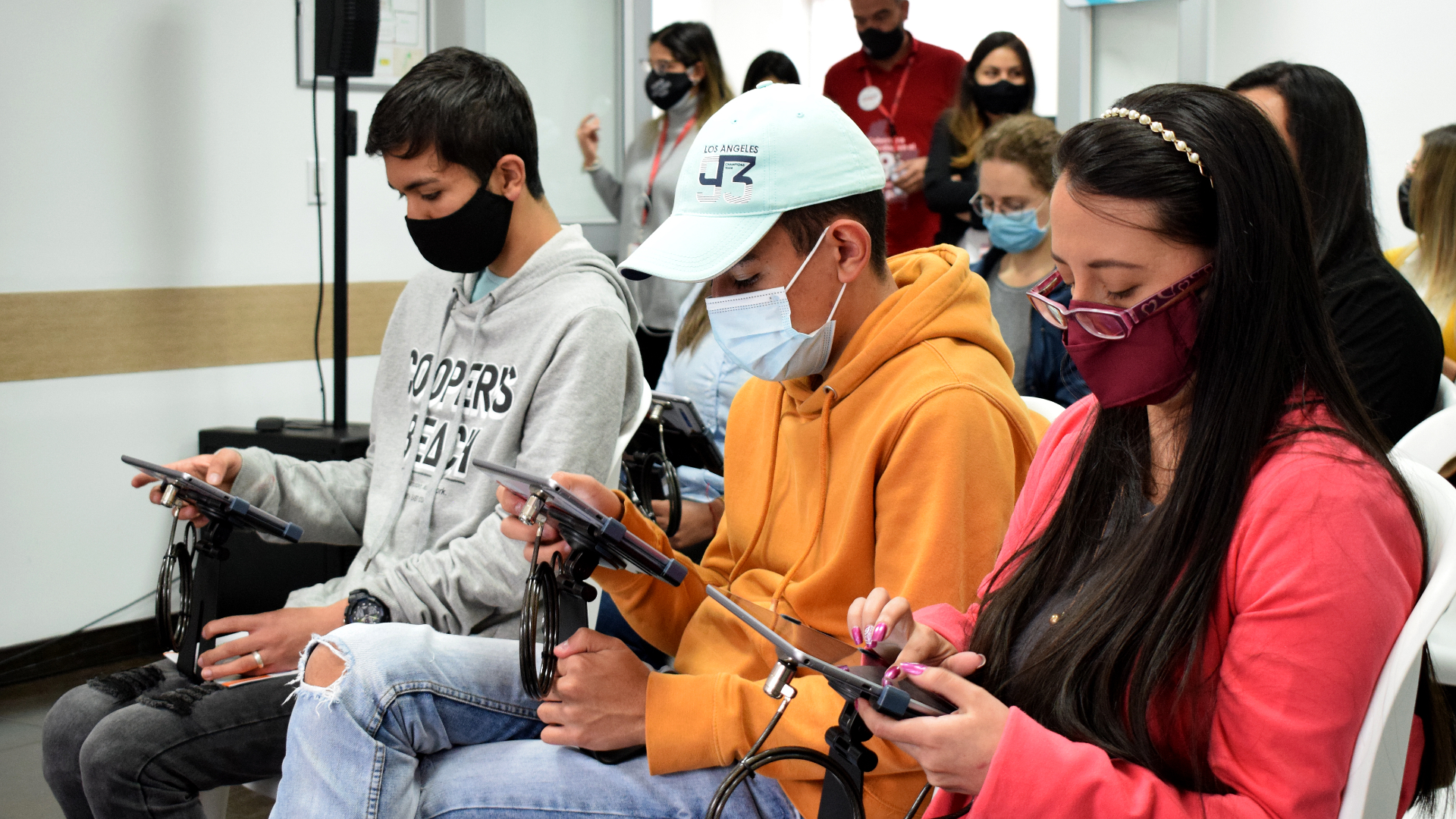 Para apoyar este proceso en Suba y Soacha, este 30 de agosto se hizo la entrega de 29 tabletas que están a disposición de estos entrenamientos.