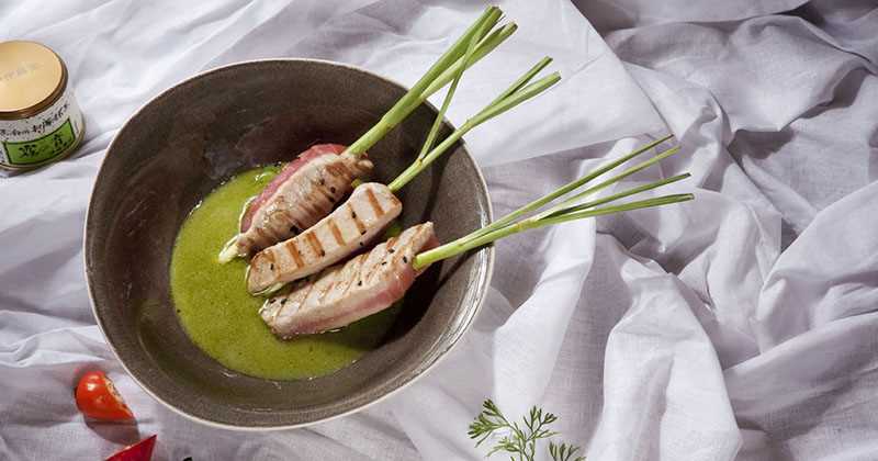 Atún en caldo de matcha, coco y limonaria