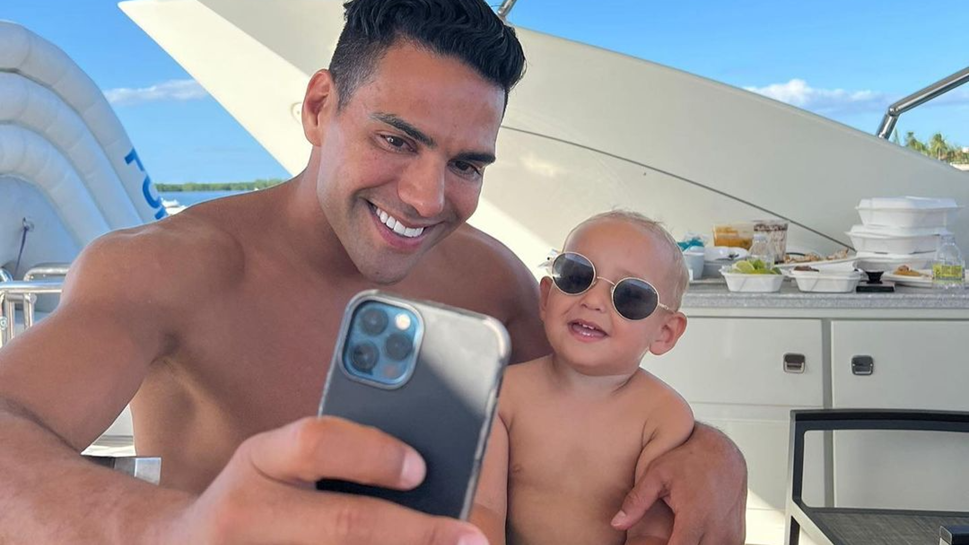 Falcao y su hijo Jedidiah protagonizaron "rivalidad en la cancha" de su propia sala. Foto: Instagram @falcao.