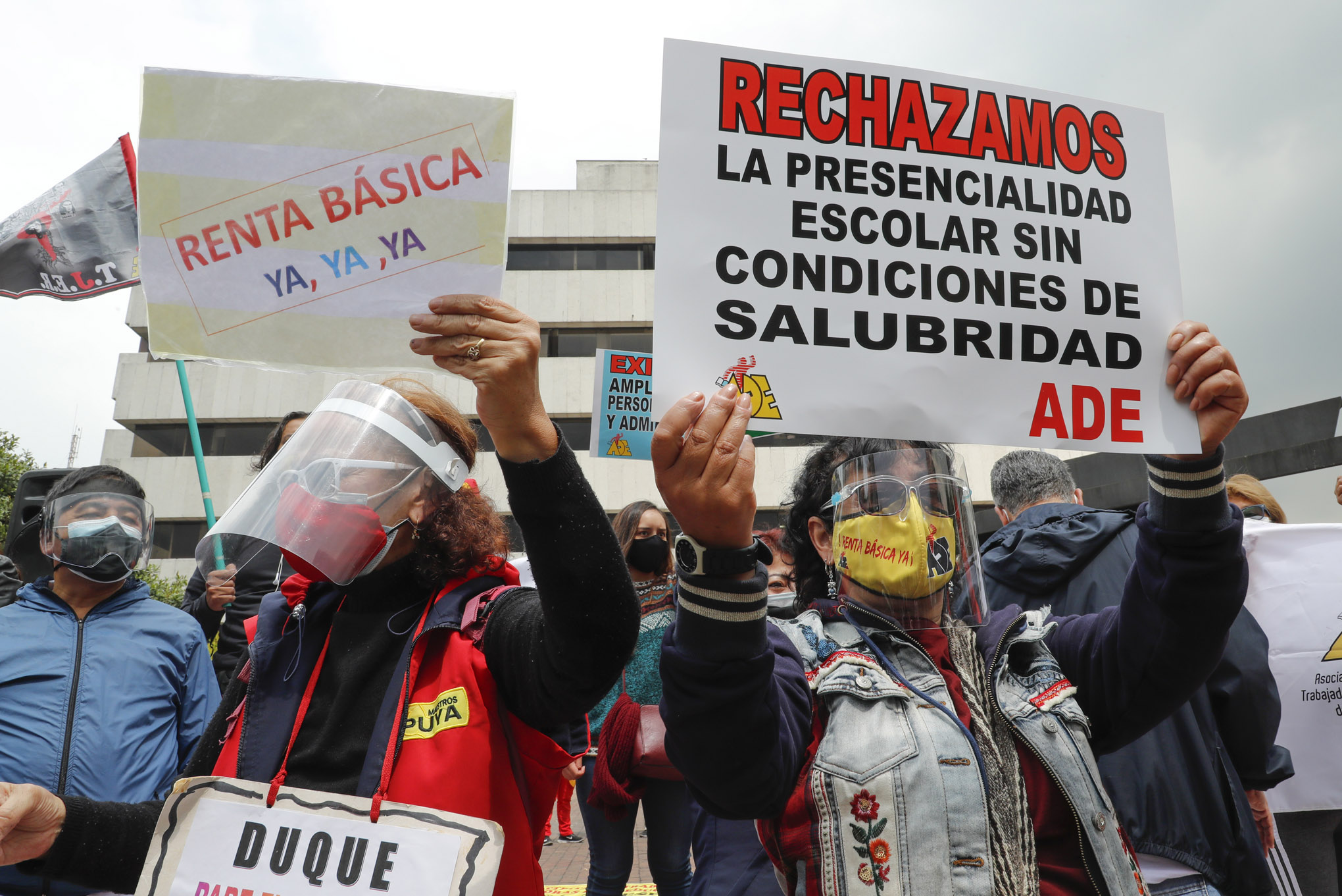 Planton en frente de la Secretaría de Educación Fecode y la ADE
Foto Guillermo Torres Reina / Semana