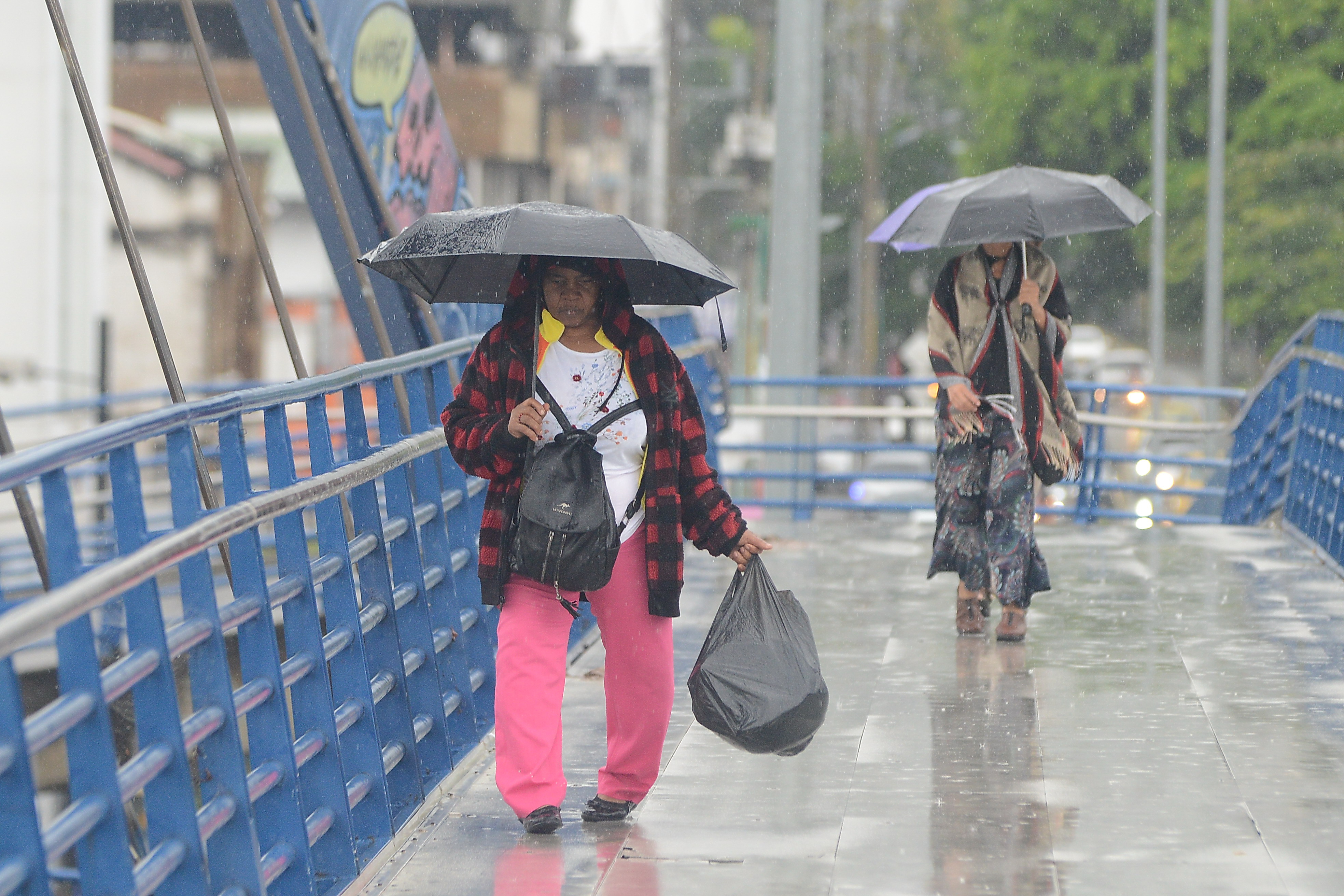 Cali pasada por lluvias durante el inicio de semana, con  un intenso aguacero amaneció la capital del Valle del Cauca,  desde las primeras horas del día